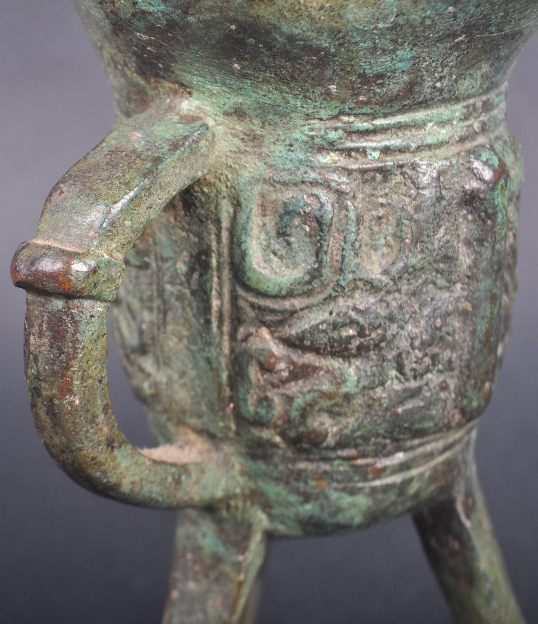 19TH CENTURY CHINESE BRONZE JUE RITUAL VESSEL - Image 7 of 8