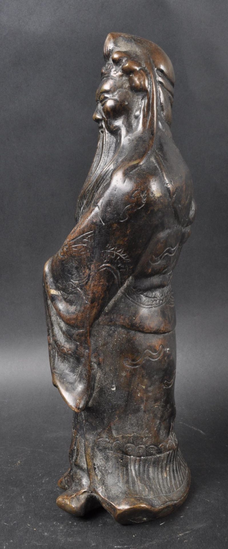 LARGE 19TH CENTURY CHINESE BRONZE ELDER WARRIOR FIGURINE - Image 5 of 10