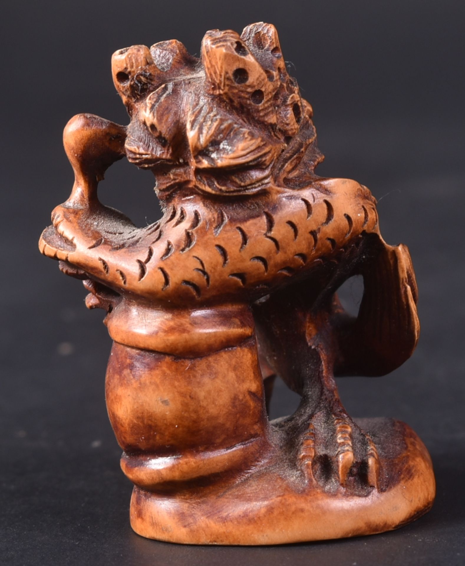 TWO JAPANESE HAND CARVED DRAGON NETSUKES - Bild 3 aus 9