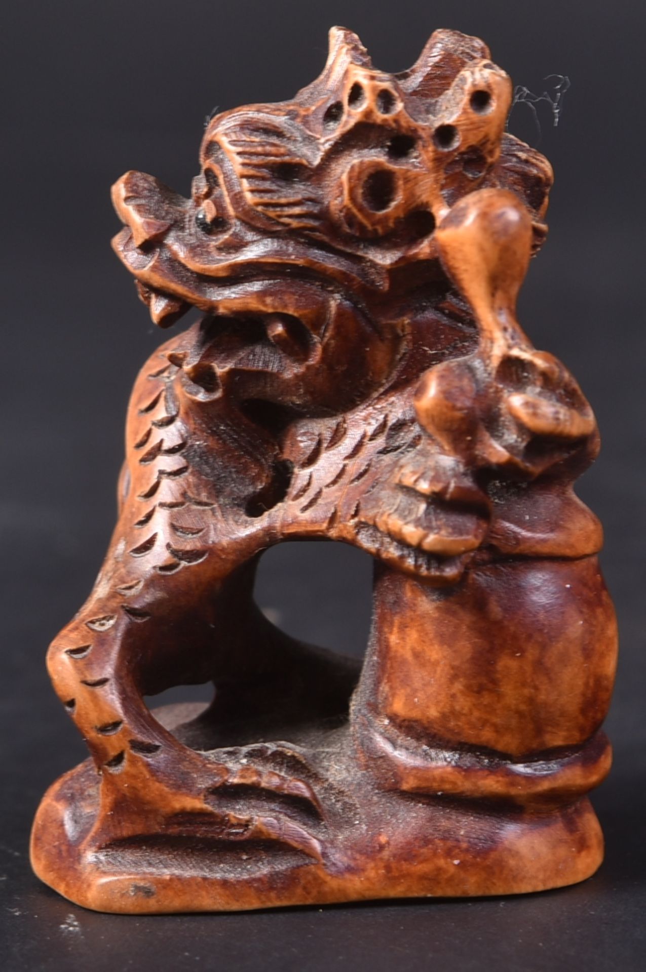 TWO JAPANESE HAND CARVED DRAGON NETSUKES - Bild 2 aus 9