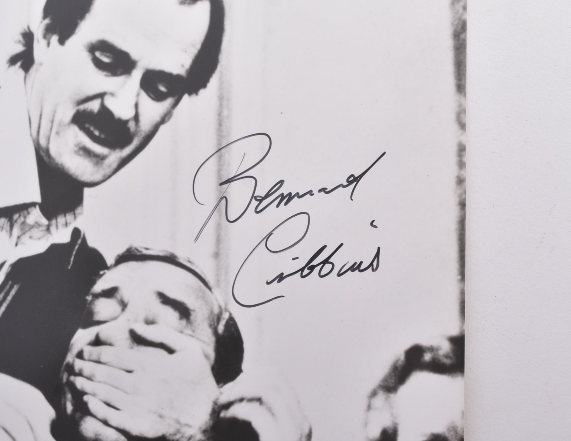 FAWLTY TOWERS - BERNARD CRIBBINS - AUTOGRAPHED 8X10" PHOTO - Image 2 of 2