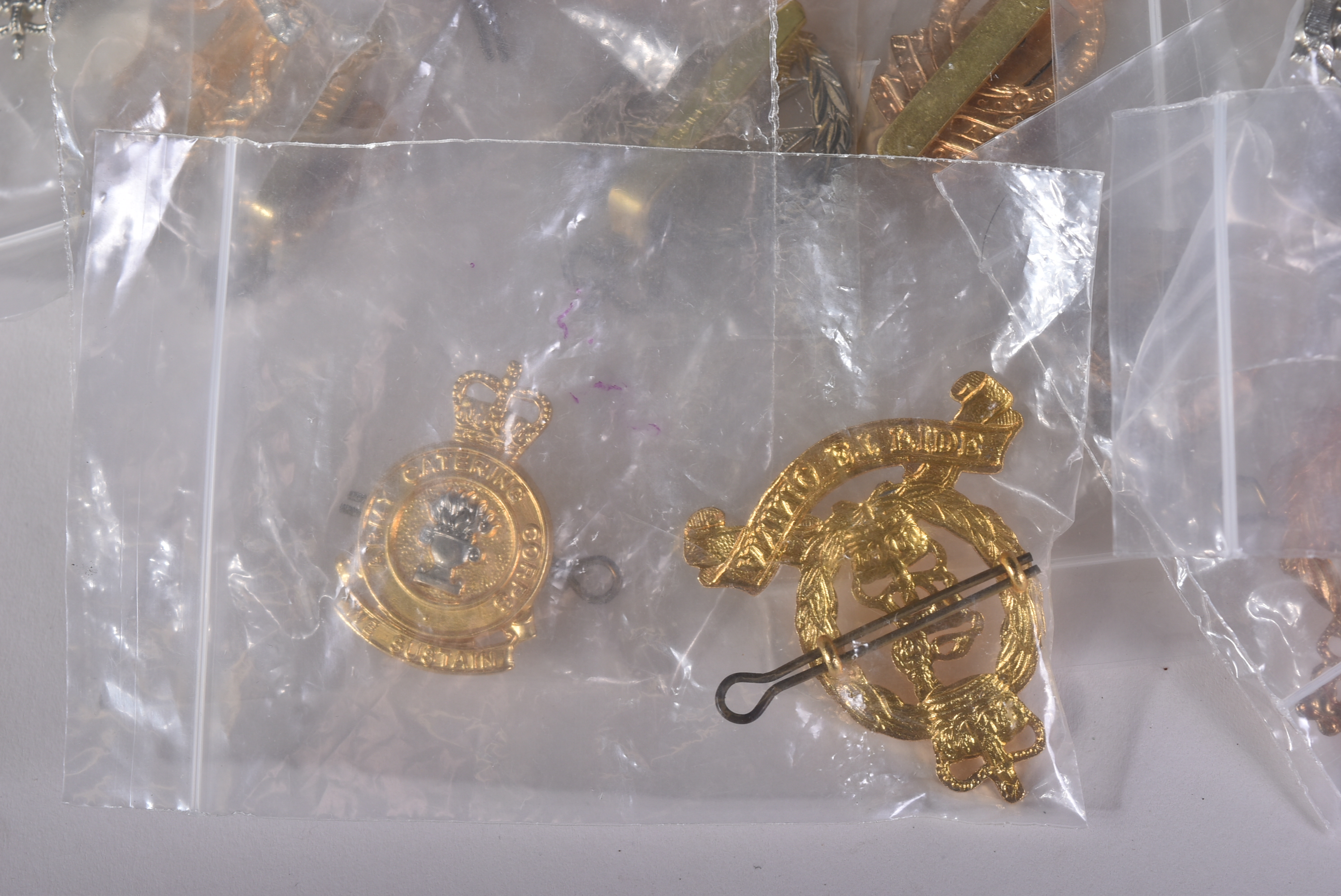 LARGE COLLECTION OF ASSORTED BRITISH MILITARY CAP BADGES - Image 5 of 18