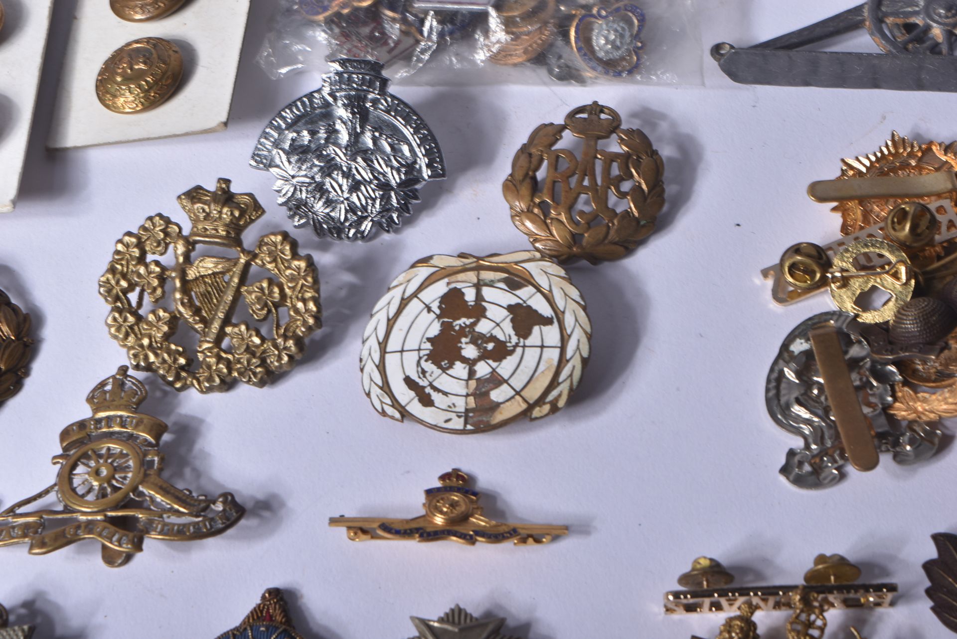 LARGE COLLECTION OF ASSORTED BRITISH MILITARY CAP BADGES & BUTTONS - Bild 5 aus 16