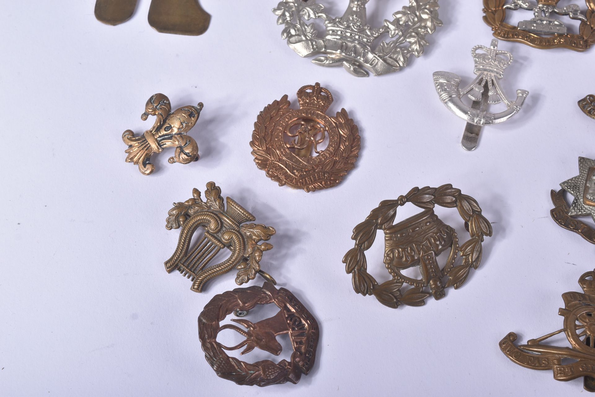 LARGE COLLECTION OF ASSORTED BRITISH MILITARY CAP BADGES & BUTTONS - Bild 13 aus 16