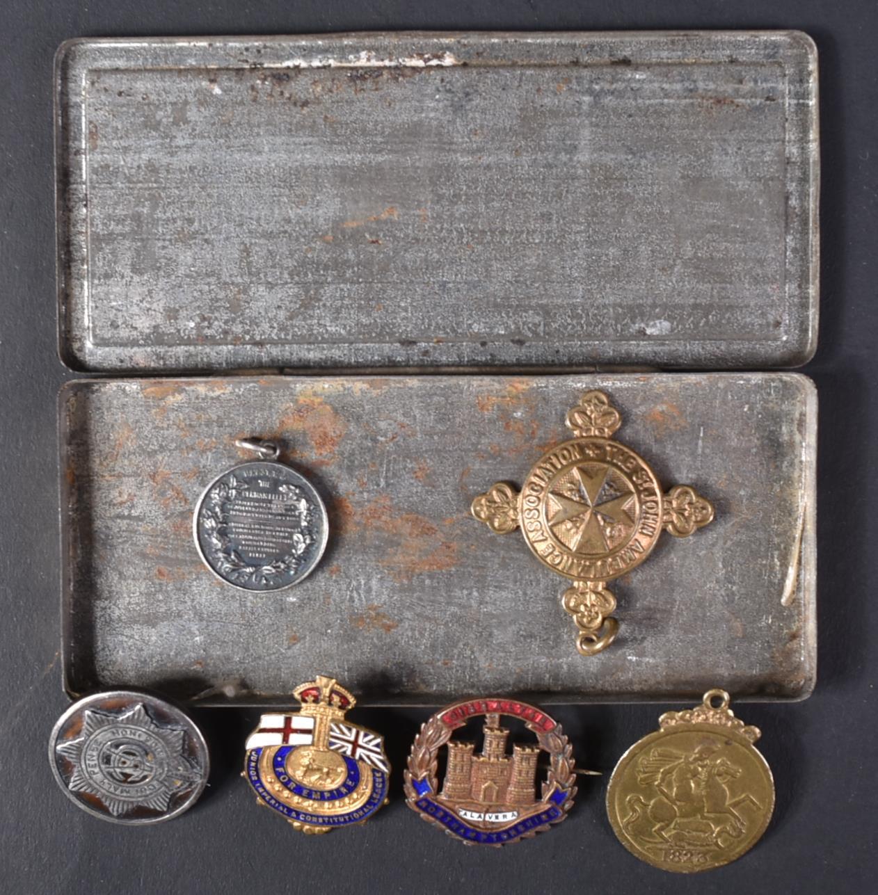 COLLECTION OF ASSORTED BRITISH MILITARY & OTHER BADGES