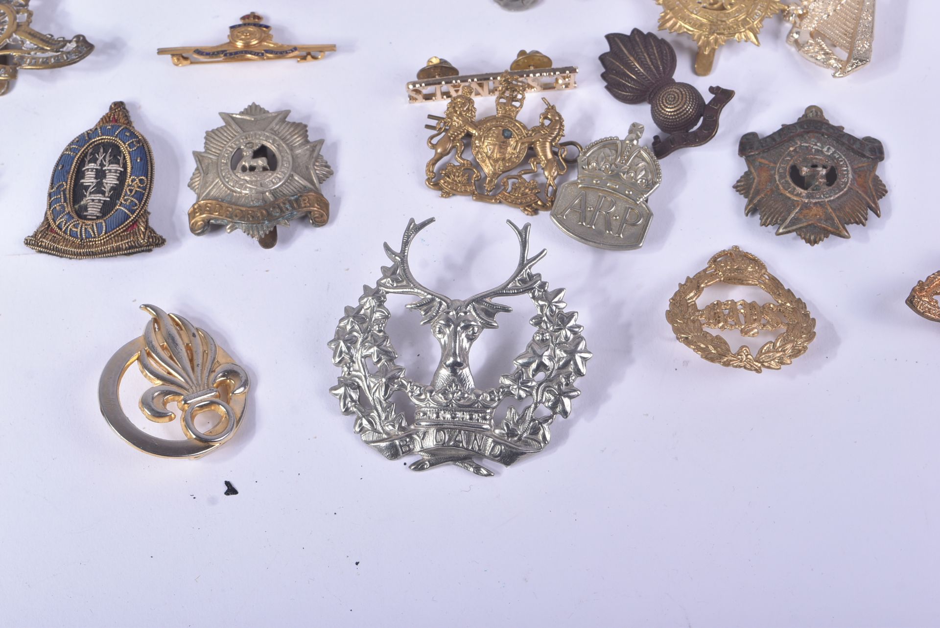 LARGE COLLECTION OF ASSORTED BRITISH MILITARY CAP BADGES & BUTTONS - Bild 4 aus 16