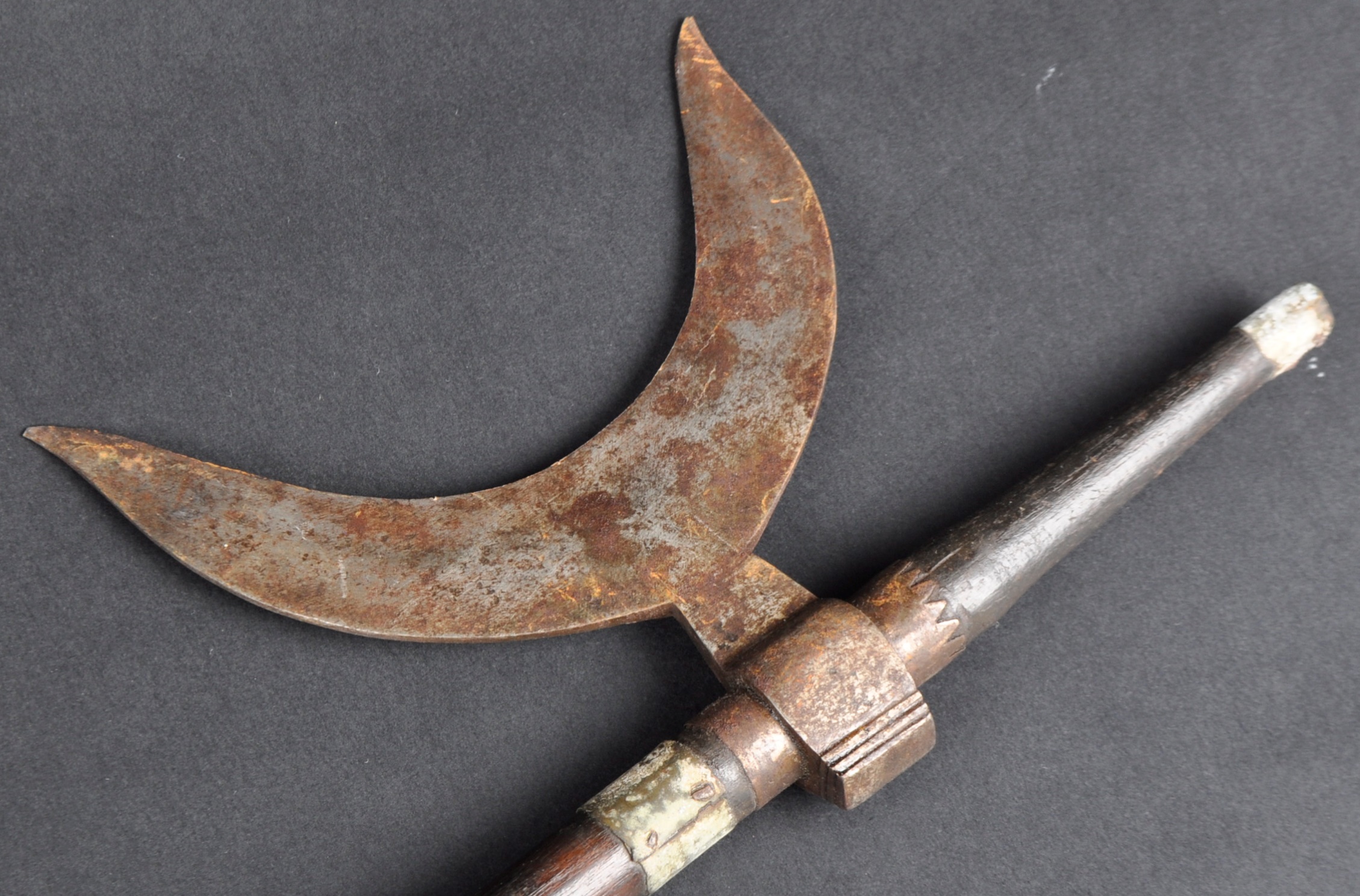 19TH CENTURY PERSIAN BULOVA STEEL CRESCENT WAR AXE - Image 4 of 5