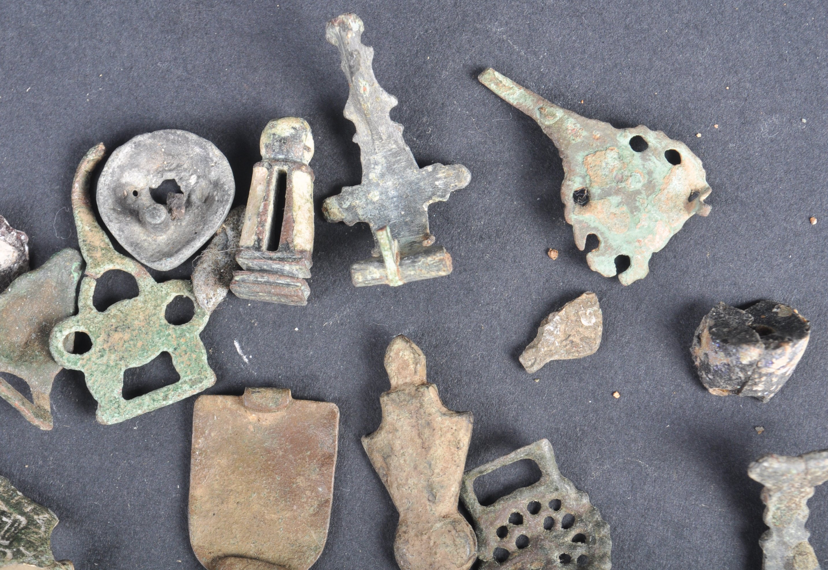 LARGE COLLECTION OF ROMAN BRONZE FRAGMENTS - Image 2 of 9