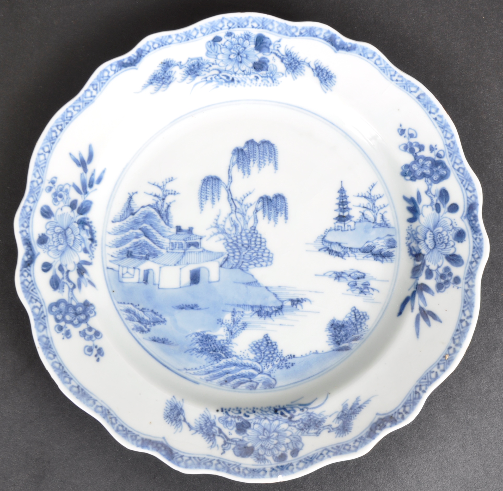 18TH CENTURY CHINESE PORCELAIN PLATE