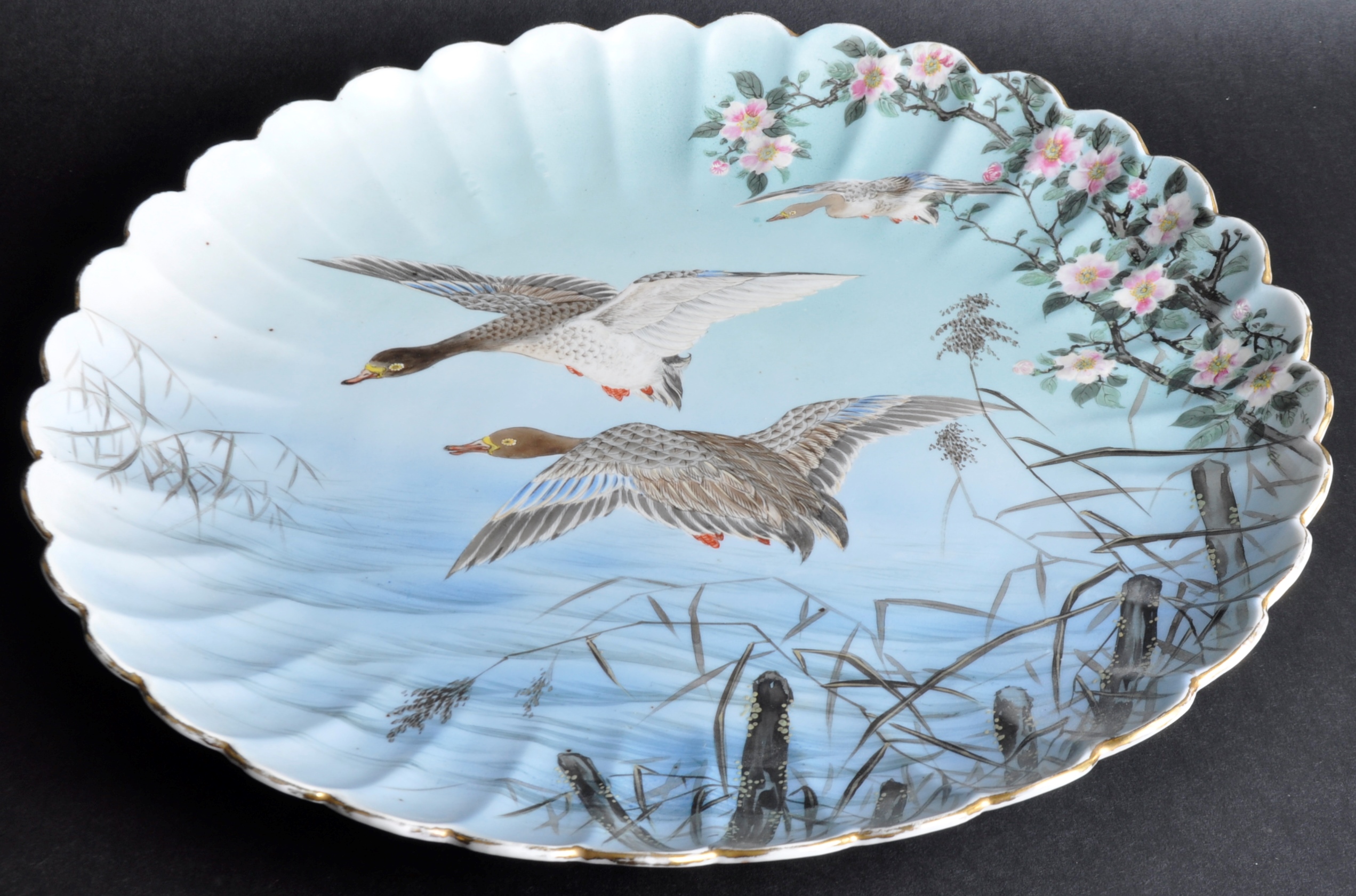 LARGE 19TH CENTURY CHINESE PORCELAIN CHARGER PLATE
