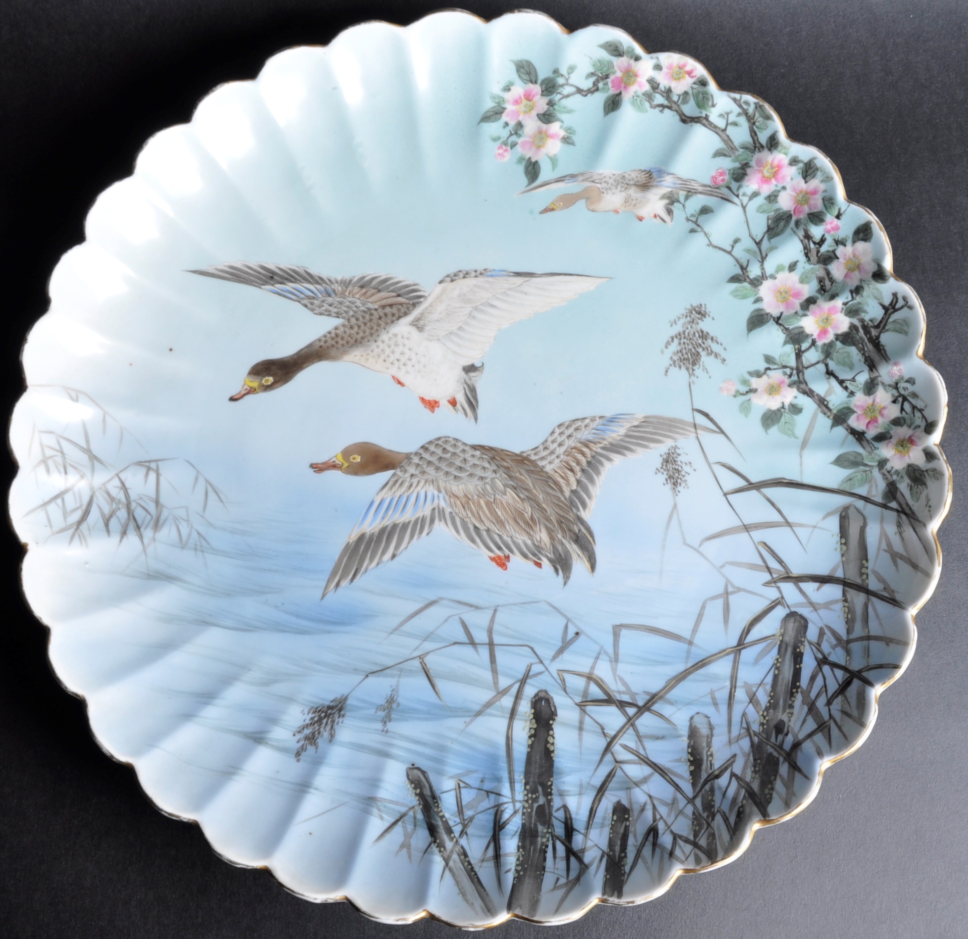 LARGE 19TH CENTURY CHINESE PORCELAIN CHARGER PLATE - Image 2 of 5