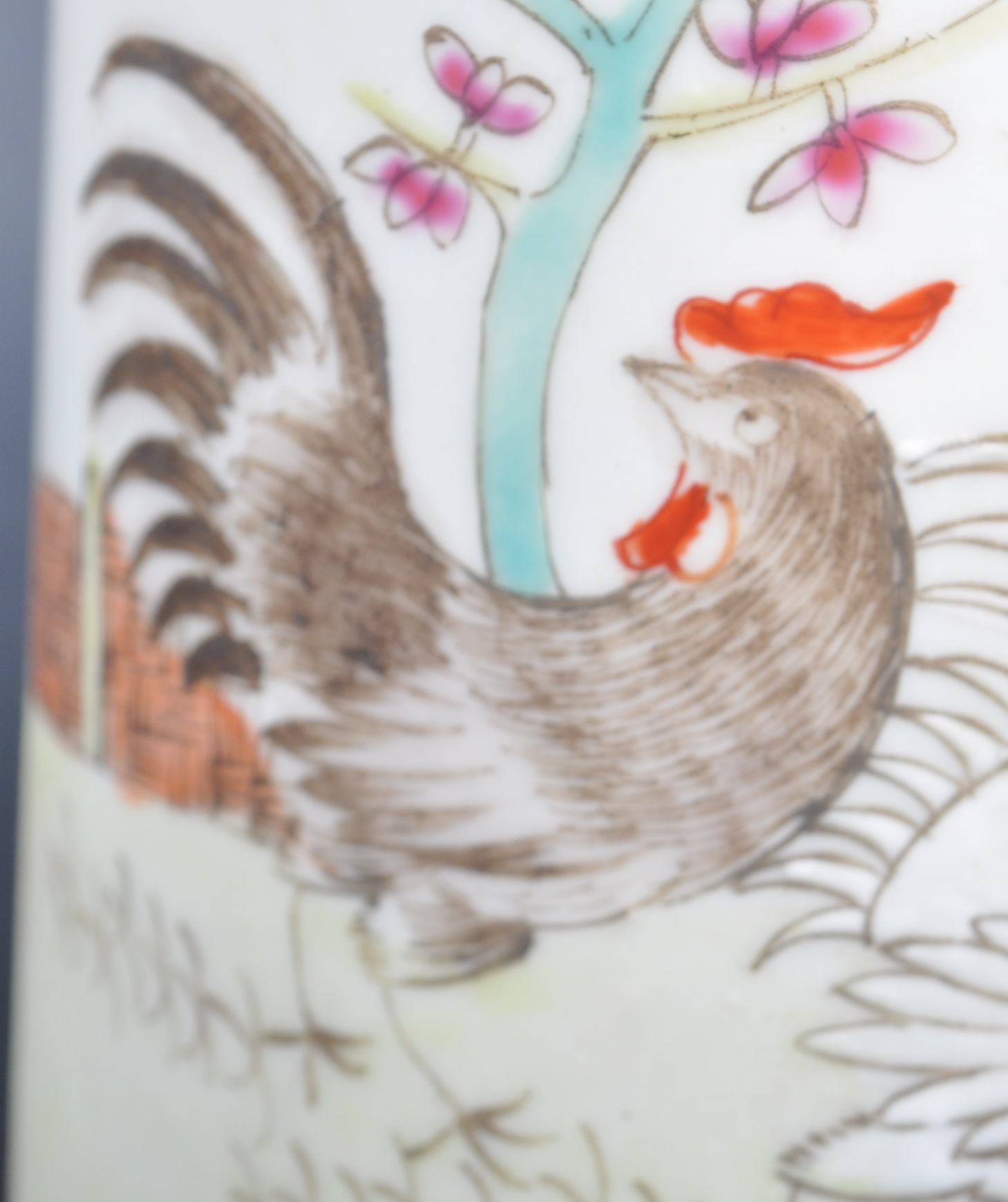 EARLY 20TH CENTURY CHINESE COCKEREL PORCELAIN BRUSH POT - Image 4 of 6