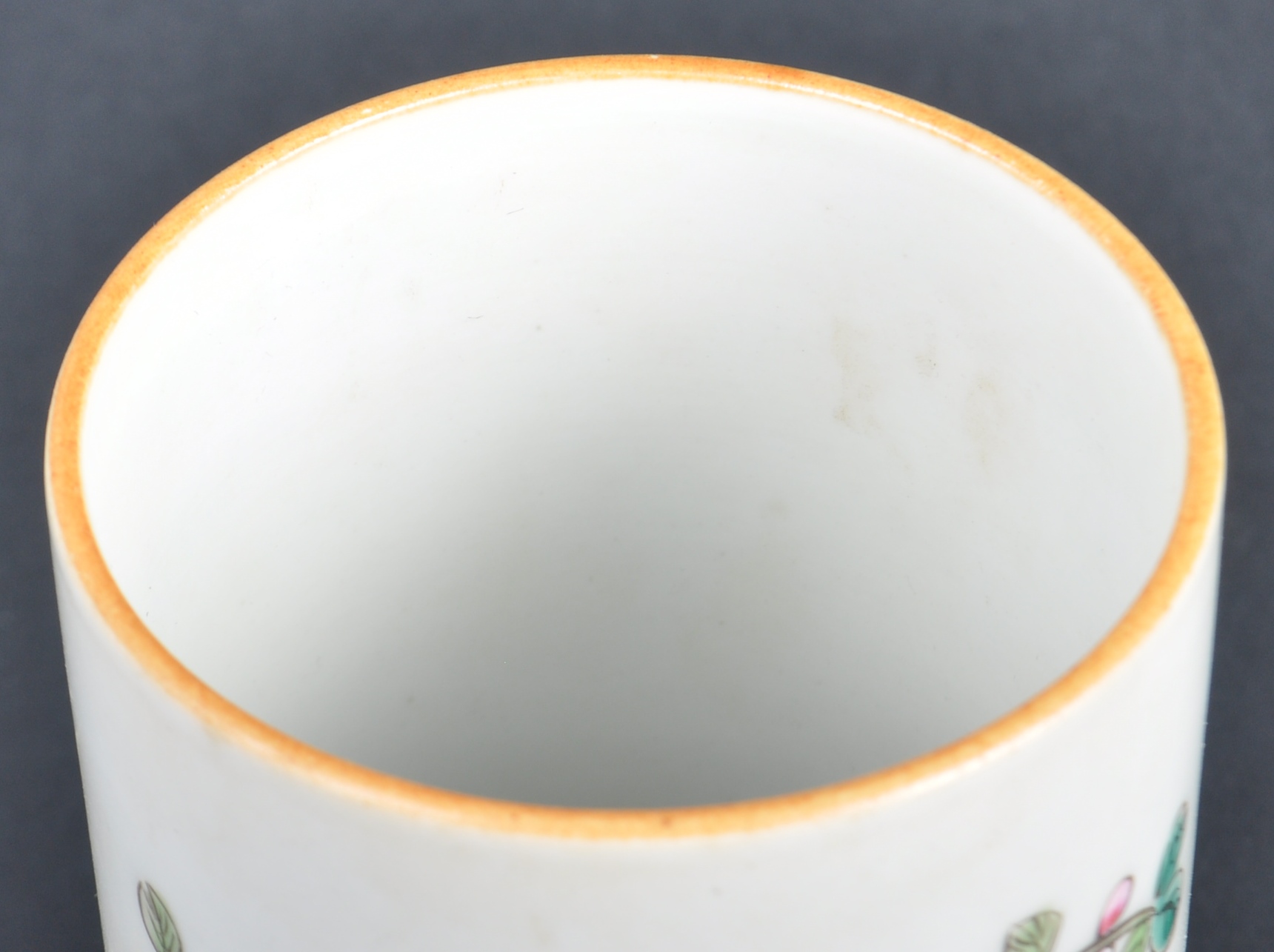 EARLY 20TH CENTURY CHINESE PORCELAIN BRUSH POT - Image 3 of 6