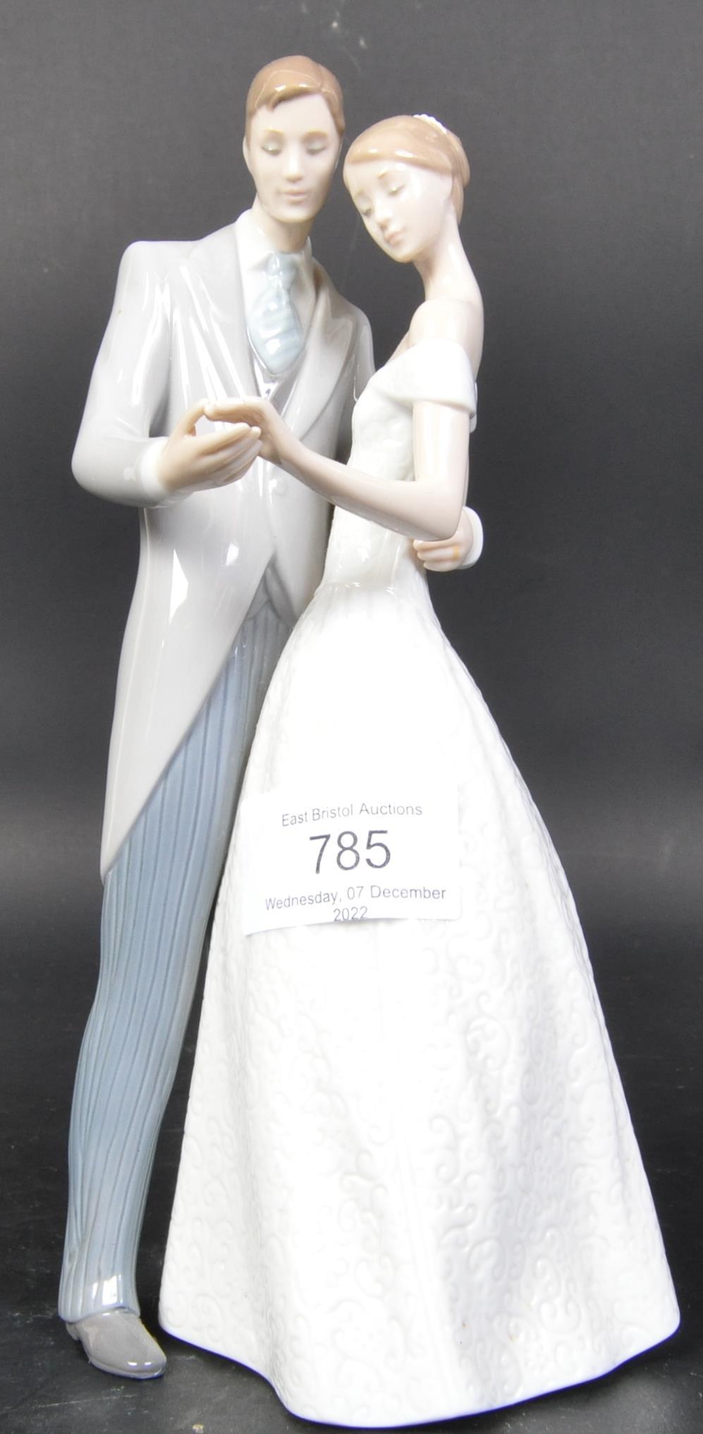 LLADRO TOGETHER FOREVER PORCELIAN FIGURE - MODEL NO. 8107