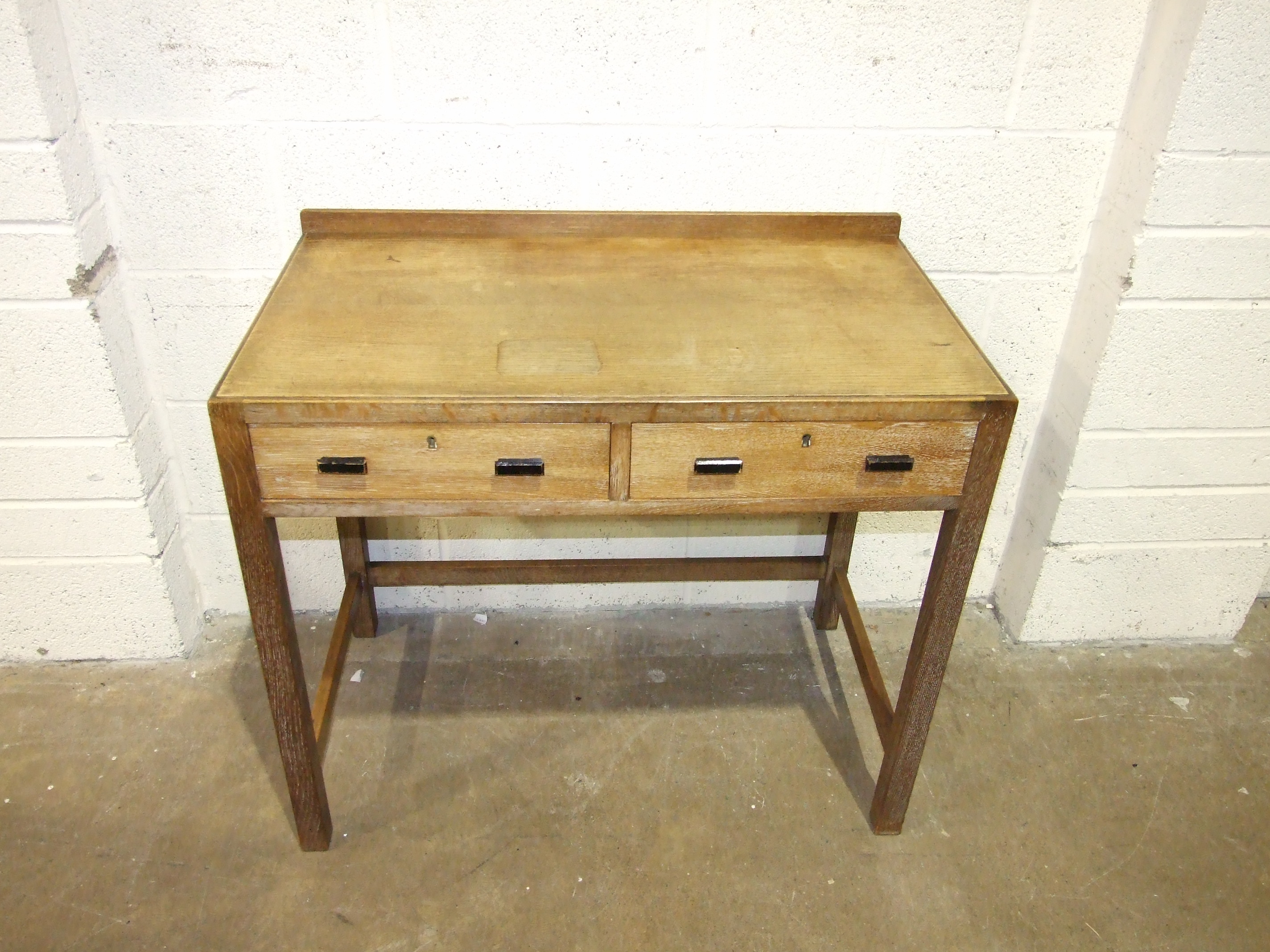 A mid-20th century knee-hole dressing table with folding mirror and eight drawers, 107cm wide, a - Bild 4 aus 5