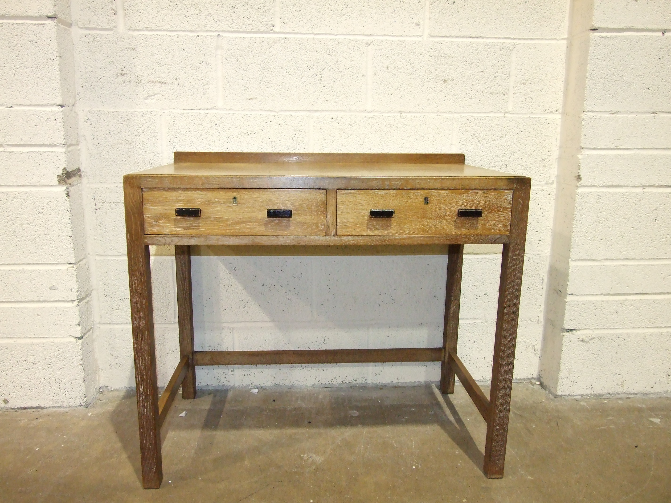 A mid-20th century knee-hole dressing table with folding mirror and eight drawers, 107cm wide, a - Bild 3 aus 5