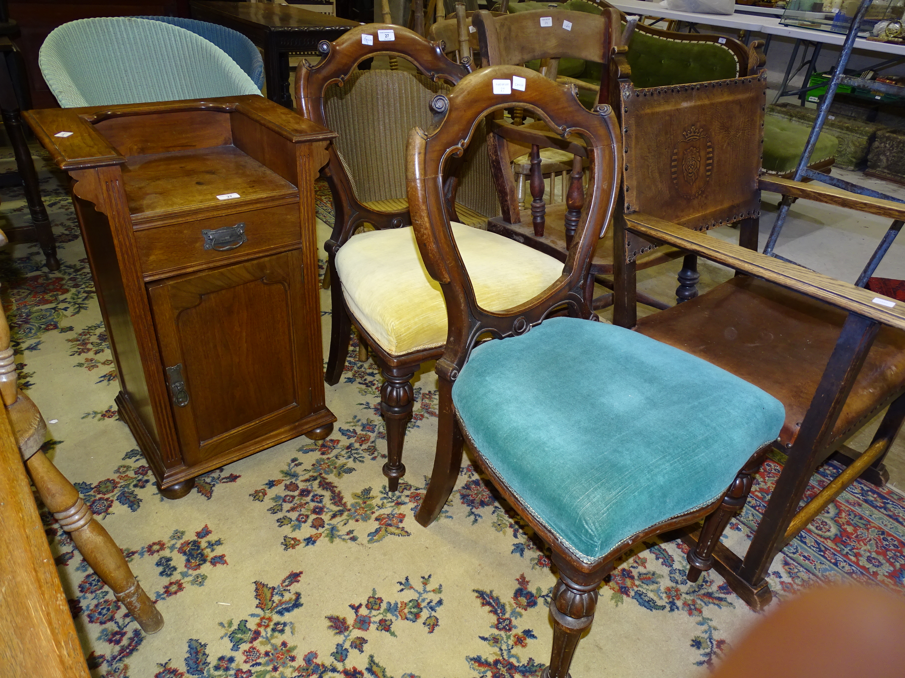 An Edwardian walnut bedside cupboard fitted with a single drawer above a cupboard door, 48cm wide, - Bild 4 aus 4