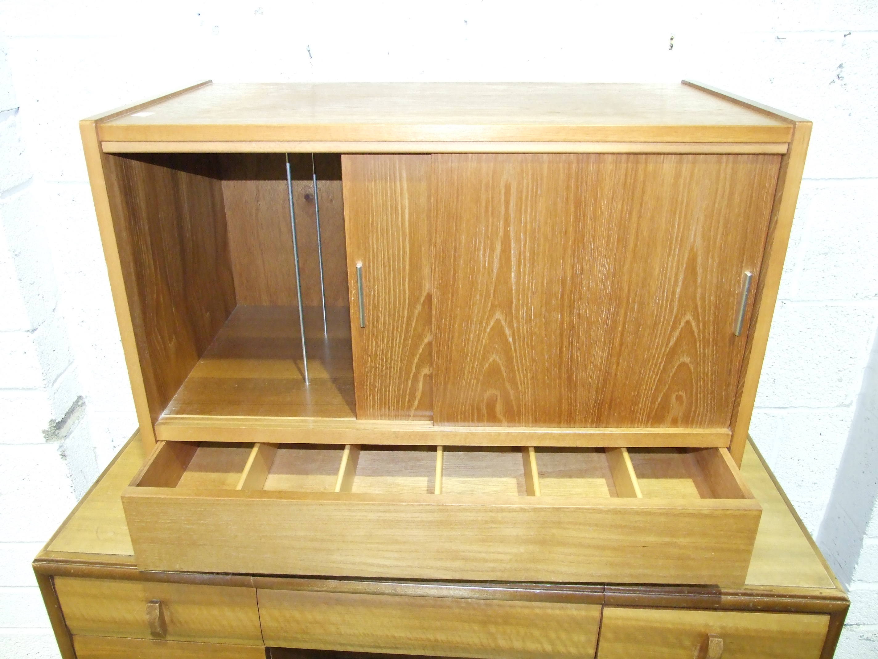 A mid-20th century knee-hole dressing table with folding mirror and eight drawers, 107cm wide, a - Bild 5 aus 5