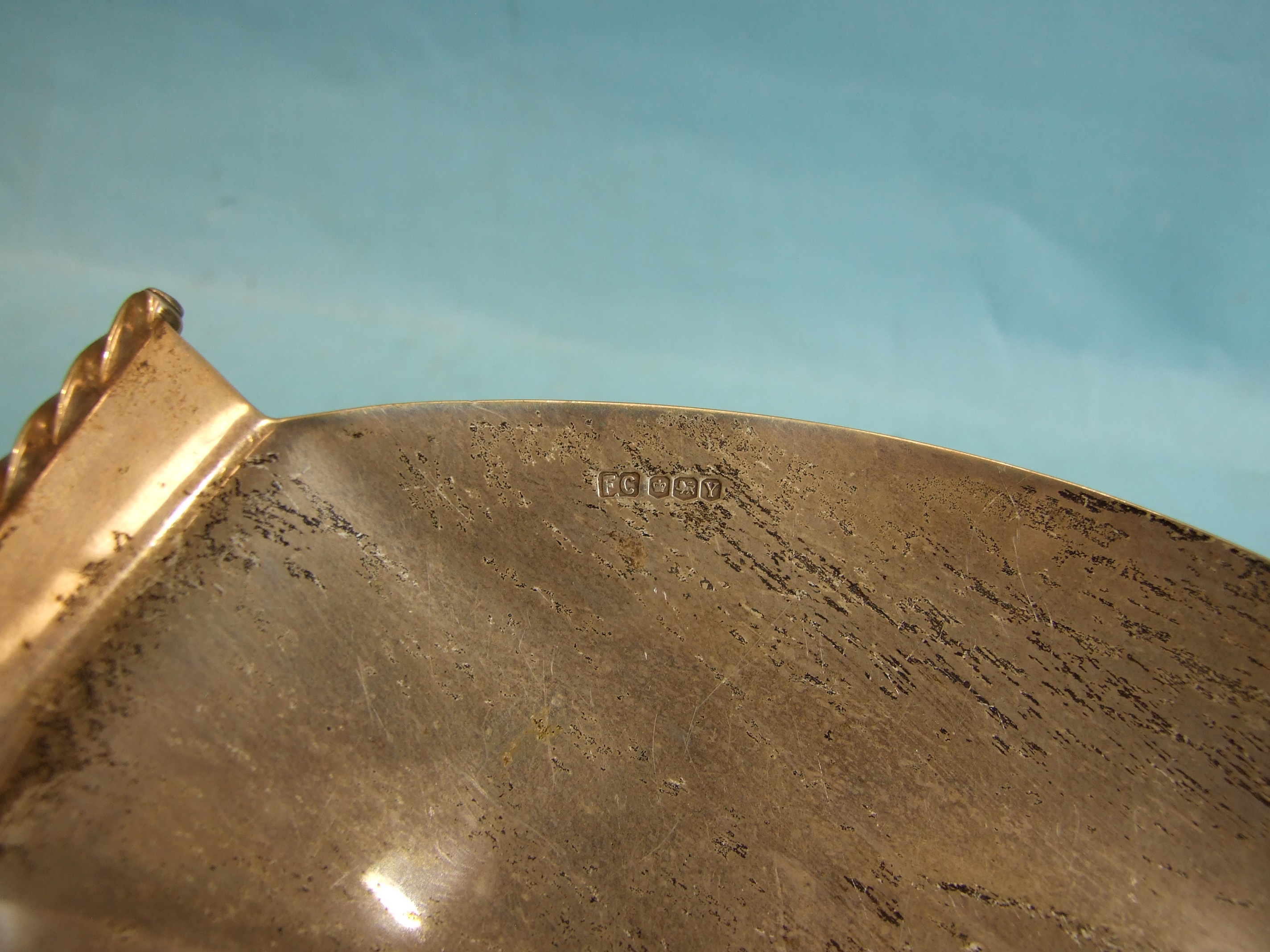 A modern silver shallow oval-shaped two-handled bonbon dish on foot, 22 x 11.5cm, 4.5cm high, - Bild 4 aus 4