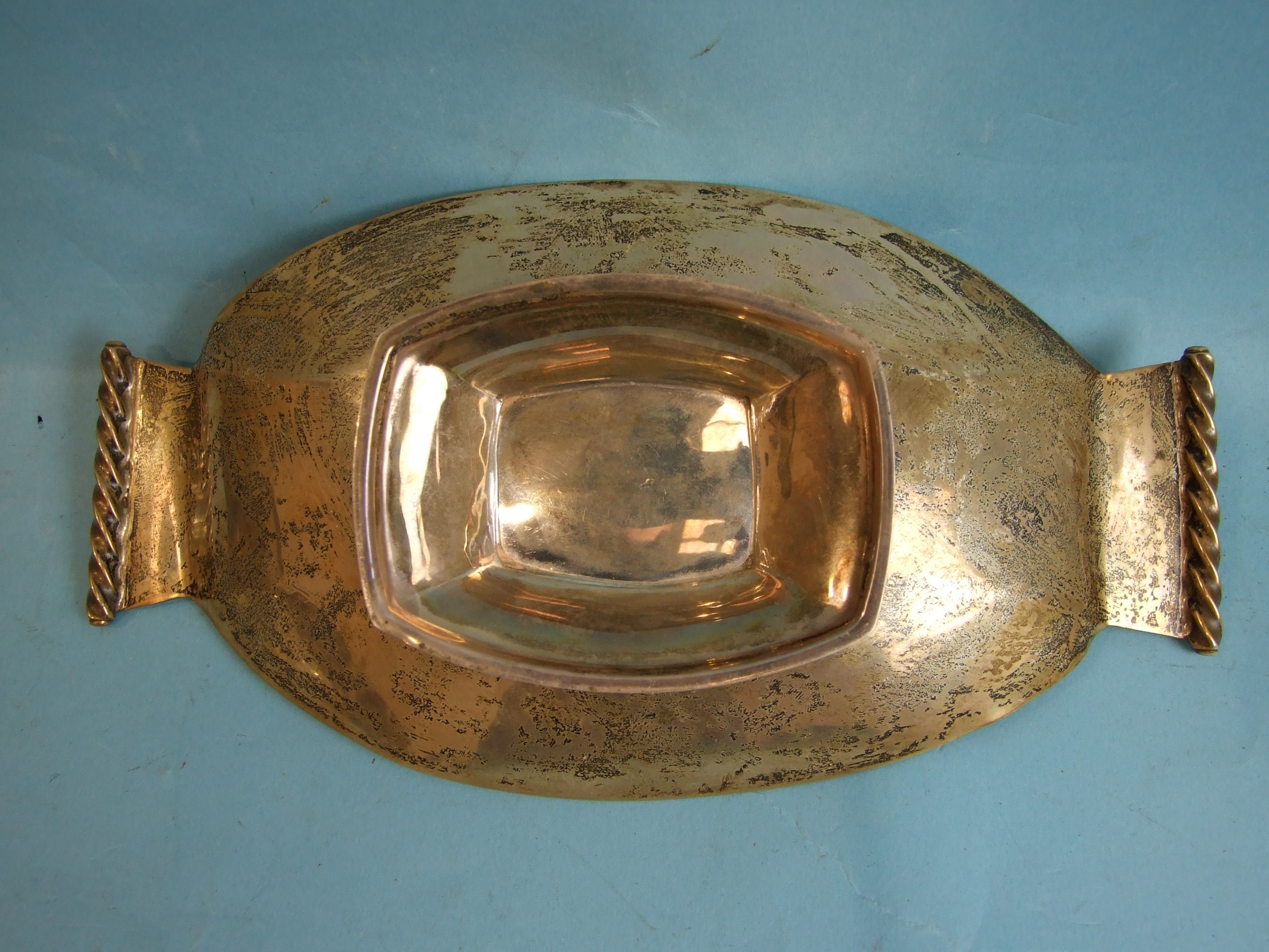 A modern silver shallow oval-shaped two-handled bonbon dish on foot, 22 x 11.5cm, 4.5cm high, - Bild 3 aus 4