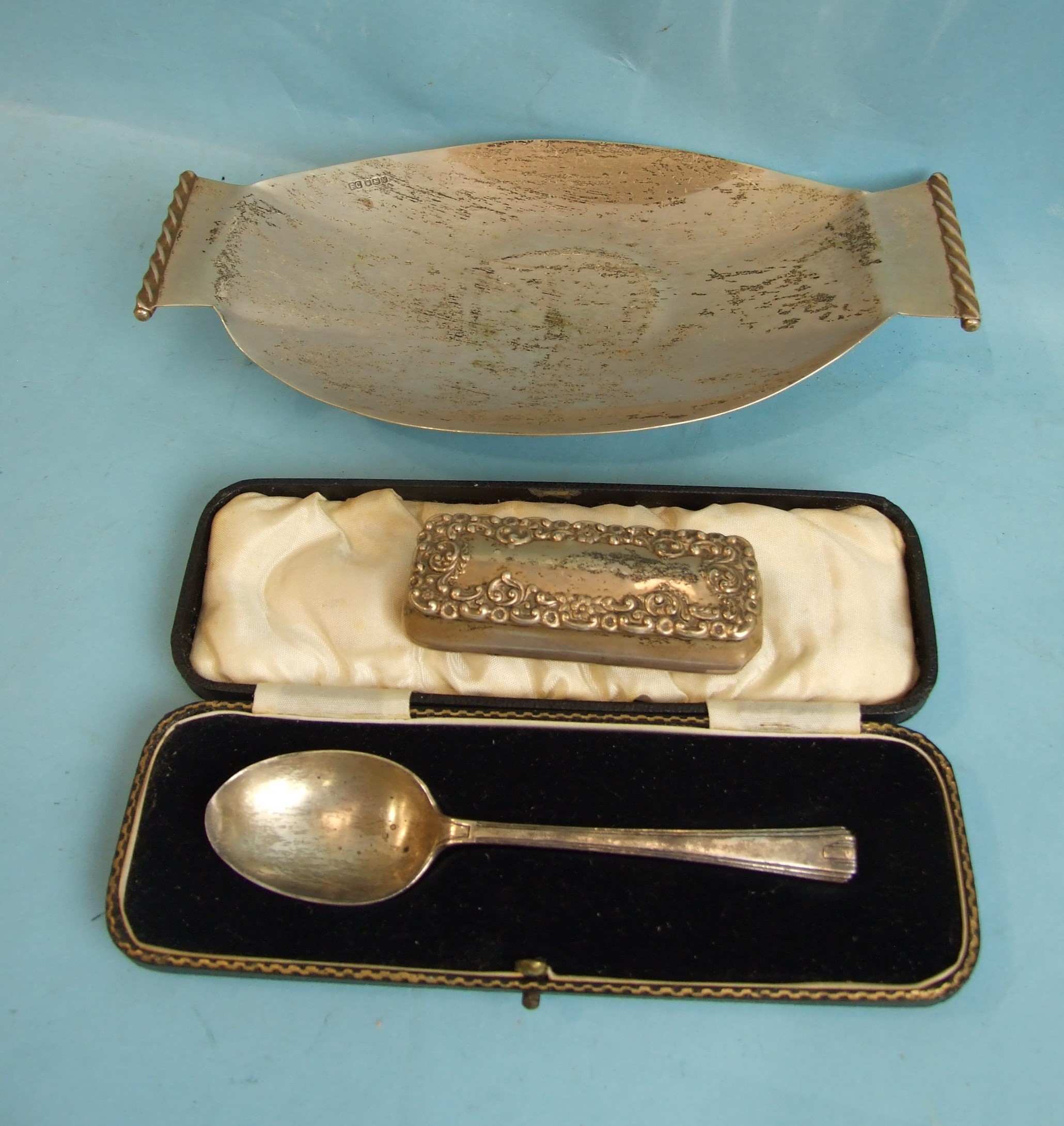 A modern silver shallow oval-shaped two-handled bonbon dish on foot, 22 x 11.5cm, 4.5cm high,