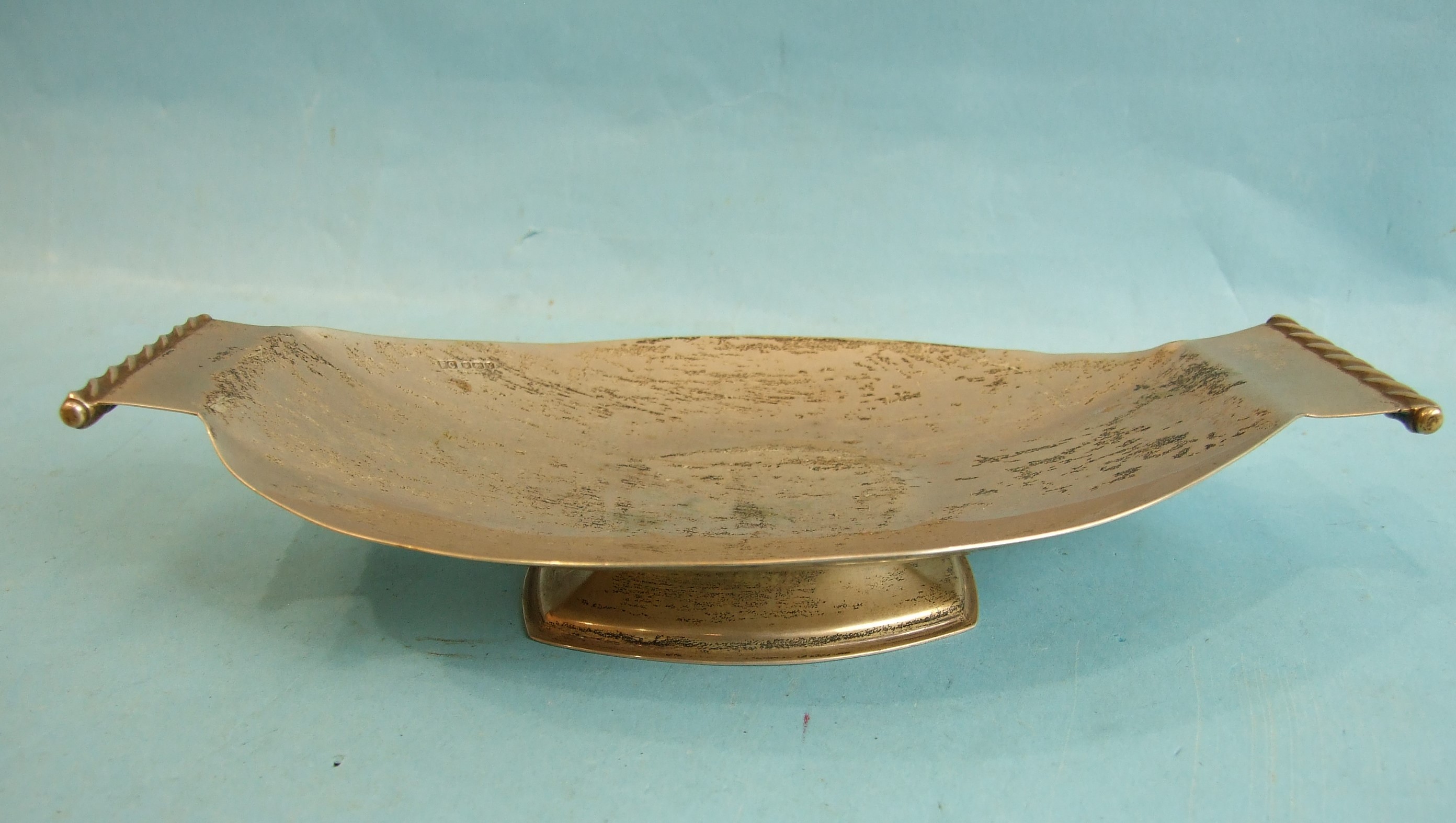 A modern silver shallow oval-shaped two-handled bonbon dish on foot, 22 x 11.5cm, 4.5cm high, - Bild 2 aus 4