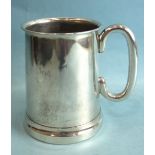 A modern plain silver glass-bottomed tankard, London 1938, 13cm high, ___17oz (including glass),