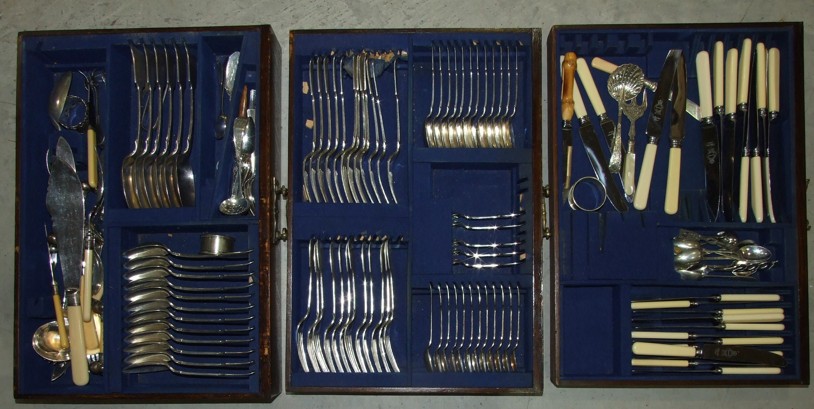 A canteen of silver-plated cutlery, twelve-place setting, in three-drawer oak canteen, on associated - Image 4 of 4