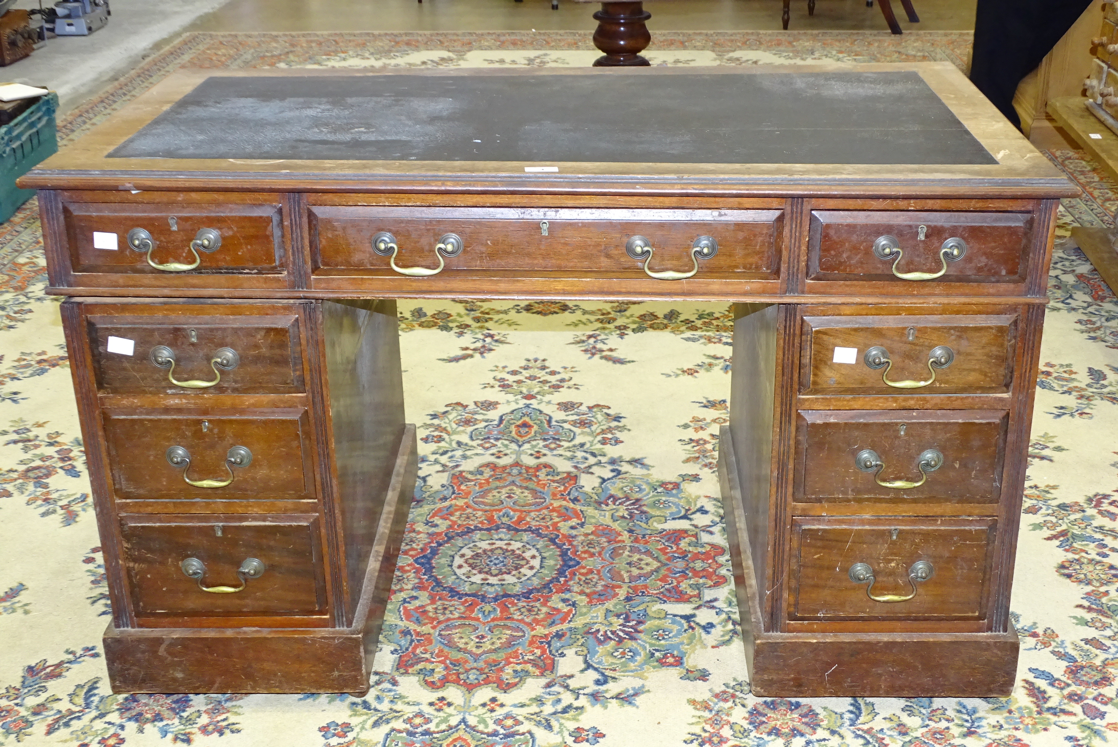 An Edwardian mahogany knee-hole desk, 121cm wide.