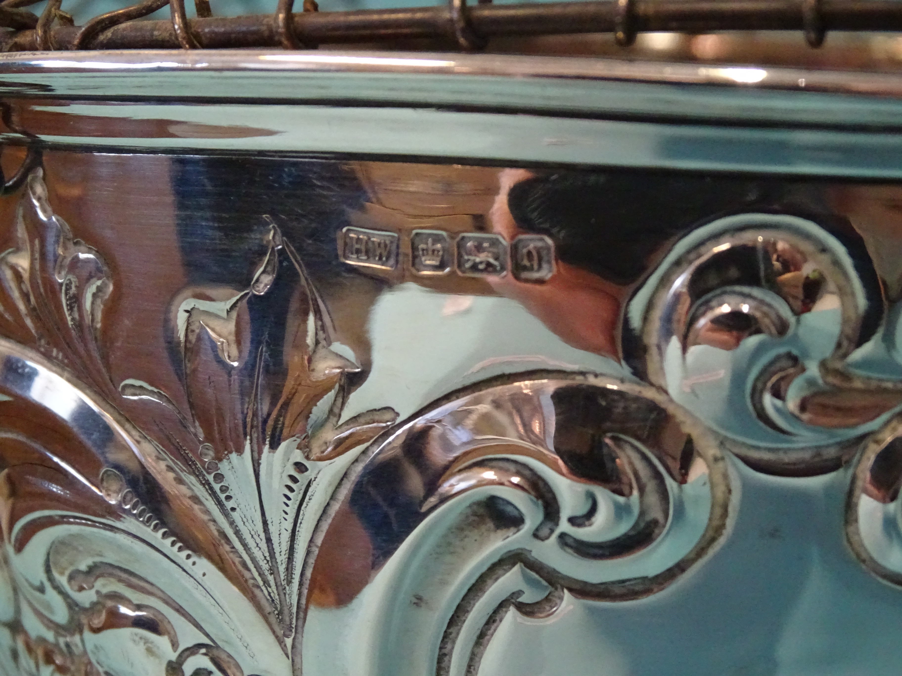 An Edwardian silver pedestal rose bowl with embossed flower and scroll decoration, maker Lee & - Image 4 of 4