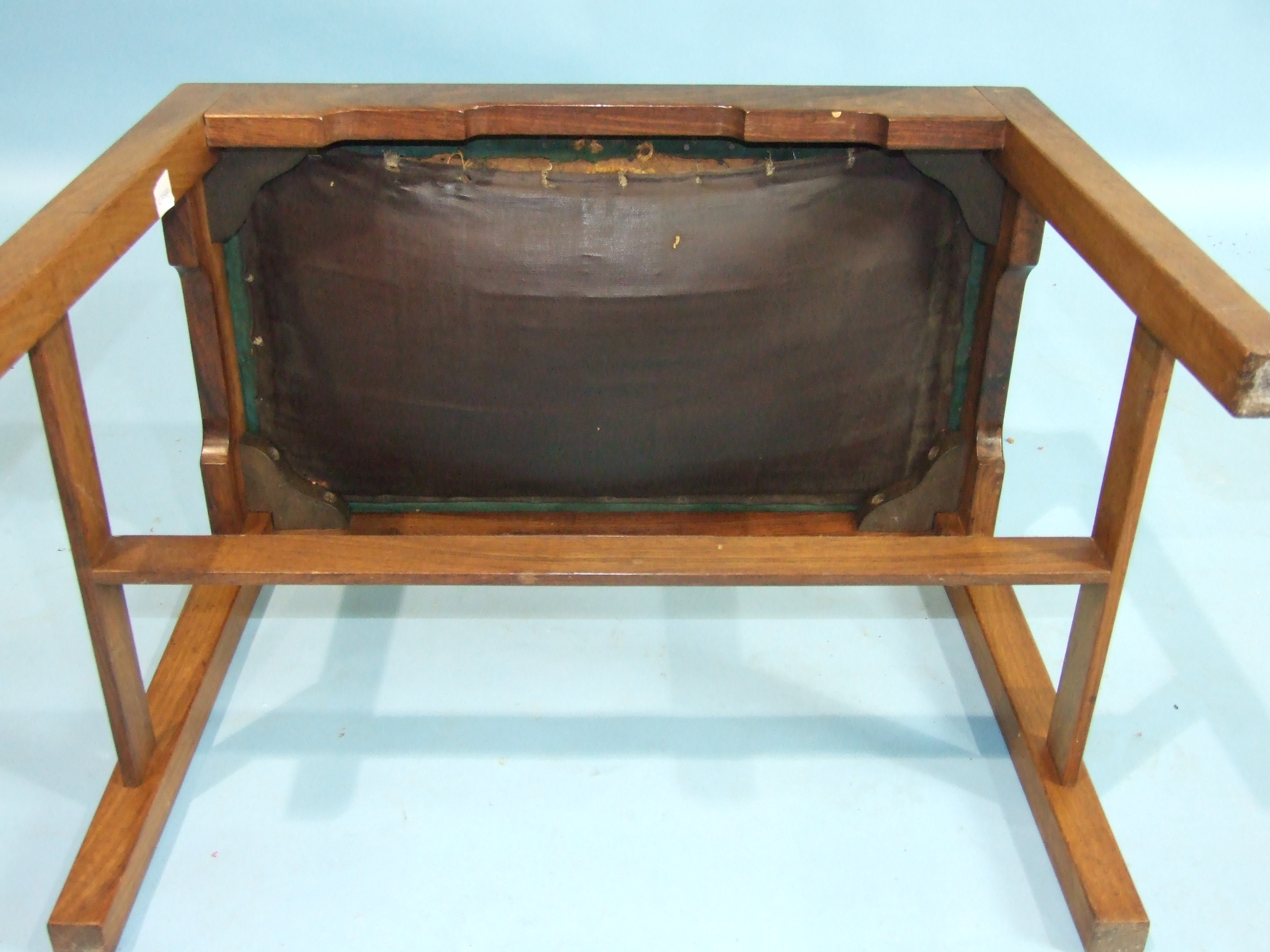 A mid-20th century hardwood rectangular stool in the style of Gordon Russell, with drop-in seat, - Bild 2 aus 2