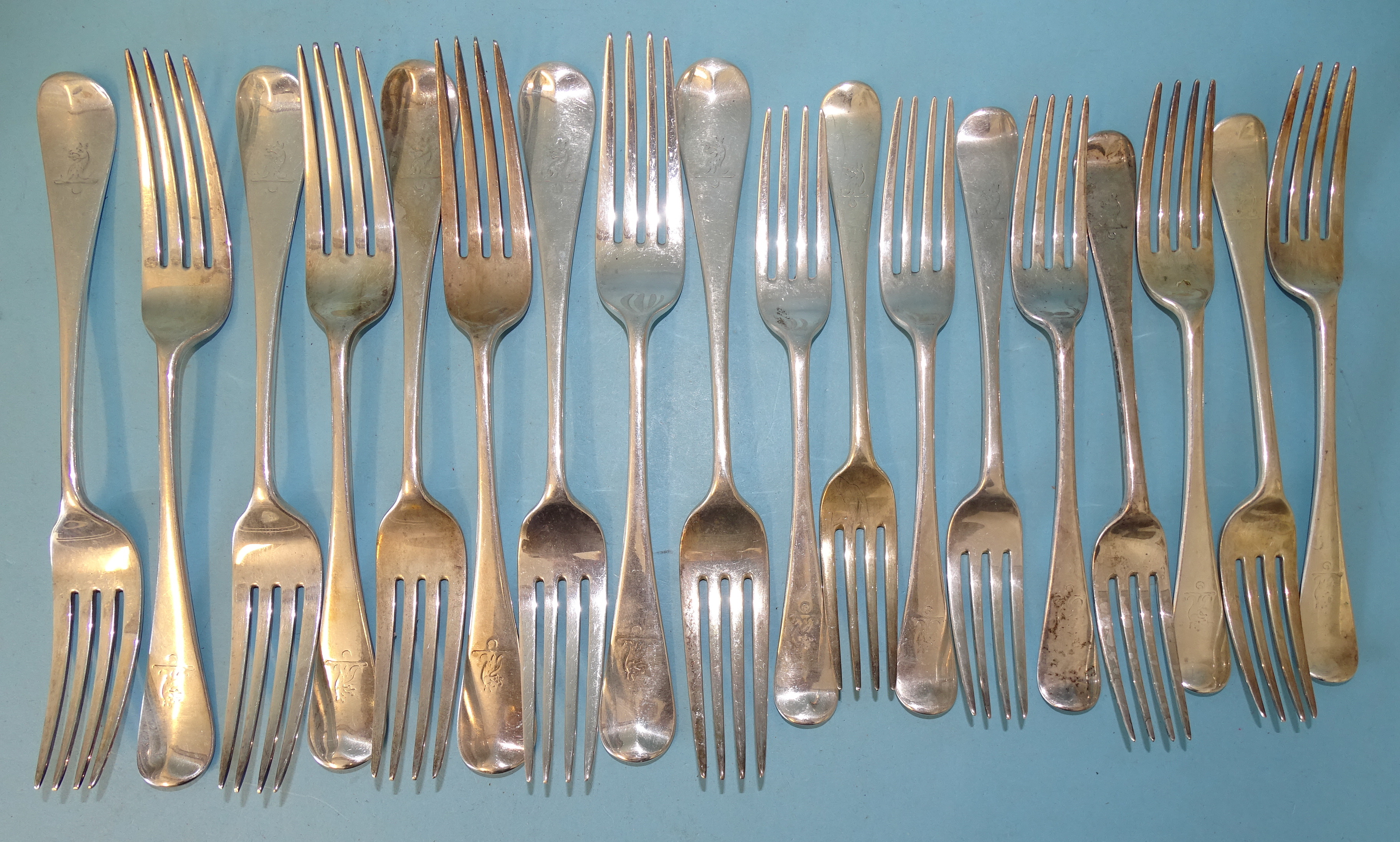 Nine each Victorian silver Old English pattern table forks and dessert forks, Henry Holland, - Bild 2 aus 2