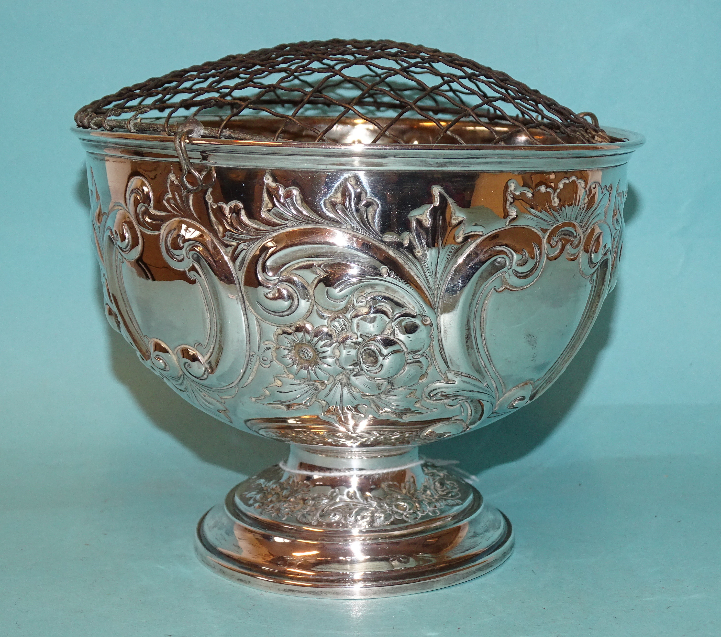 An Edwardian silver pedestal rose bowl with embossed flower and scroll decoration, maker Lee & - Image 2 of 4