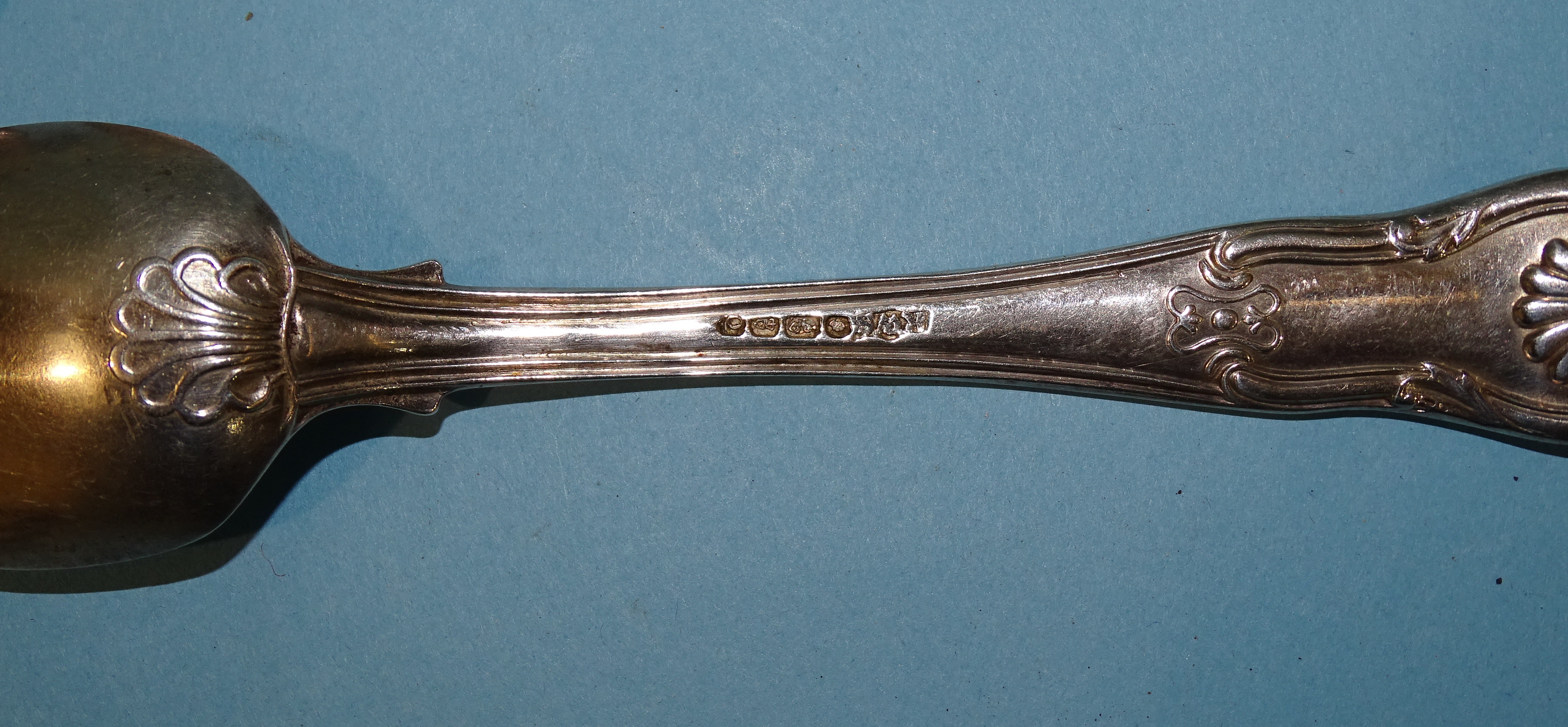 A set of six Irish silver queens pattern teaspoons by RW Smith, Dublin 1836 and another, London - Bild 3 aus 3