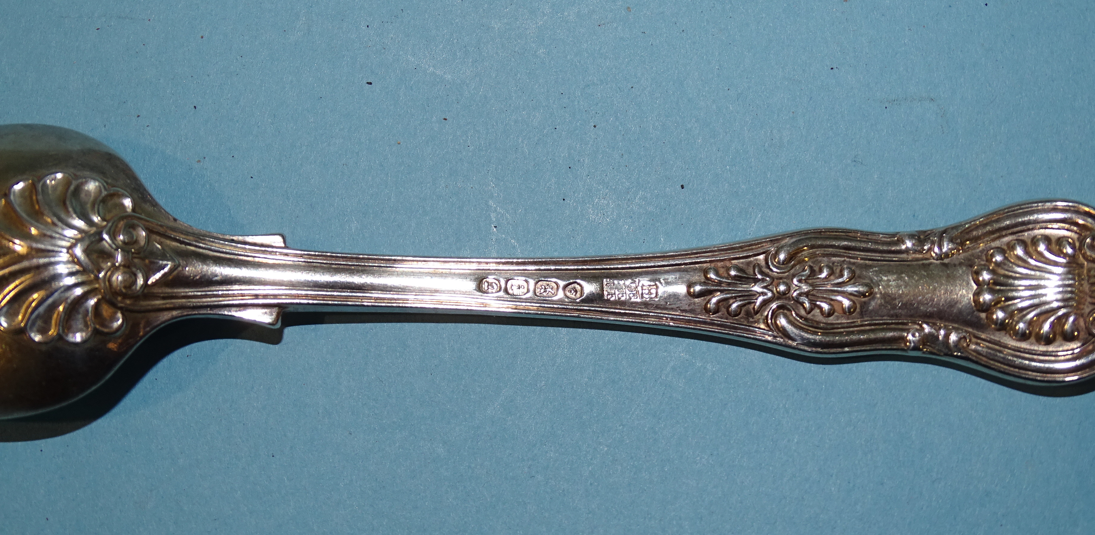 A set of six Irish silver queens pattern teaspoons by RW Smith, Dublin 1836 and another, London - Bild 2 aus 3