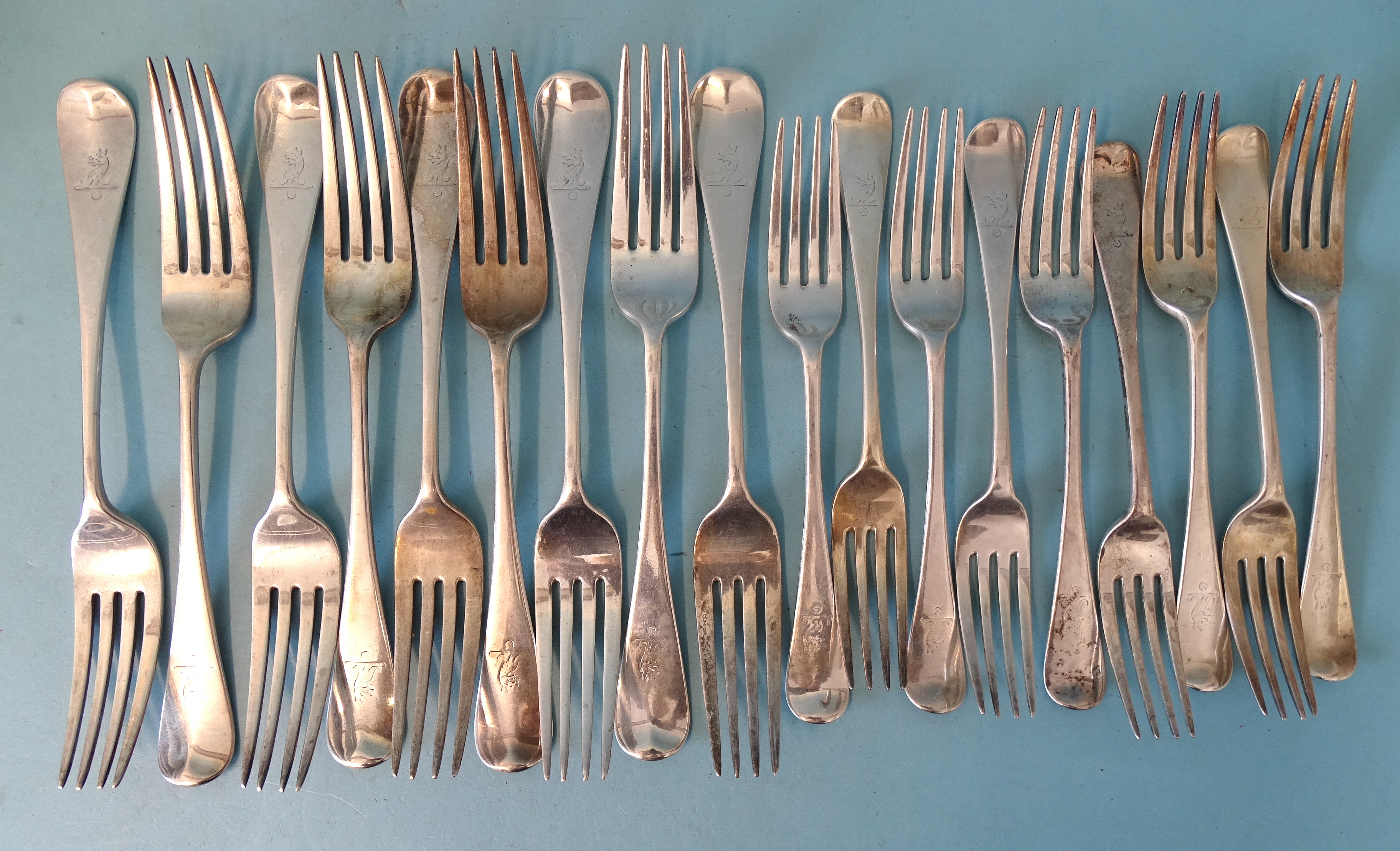 Nine each Victorian silver Old English pattern table forks and dessert forks, Henry Holland,