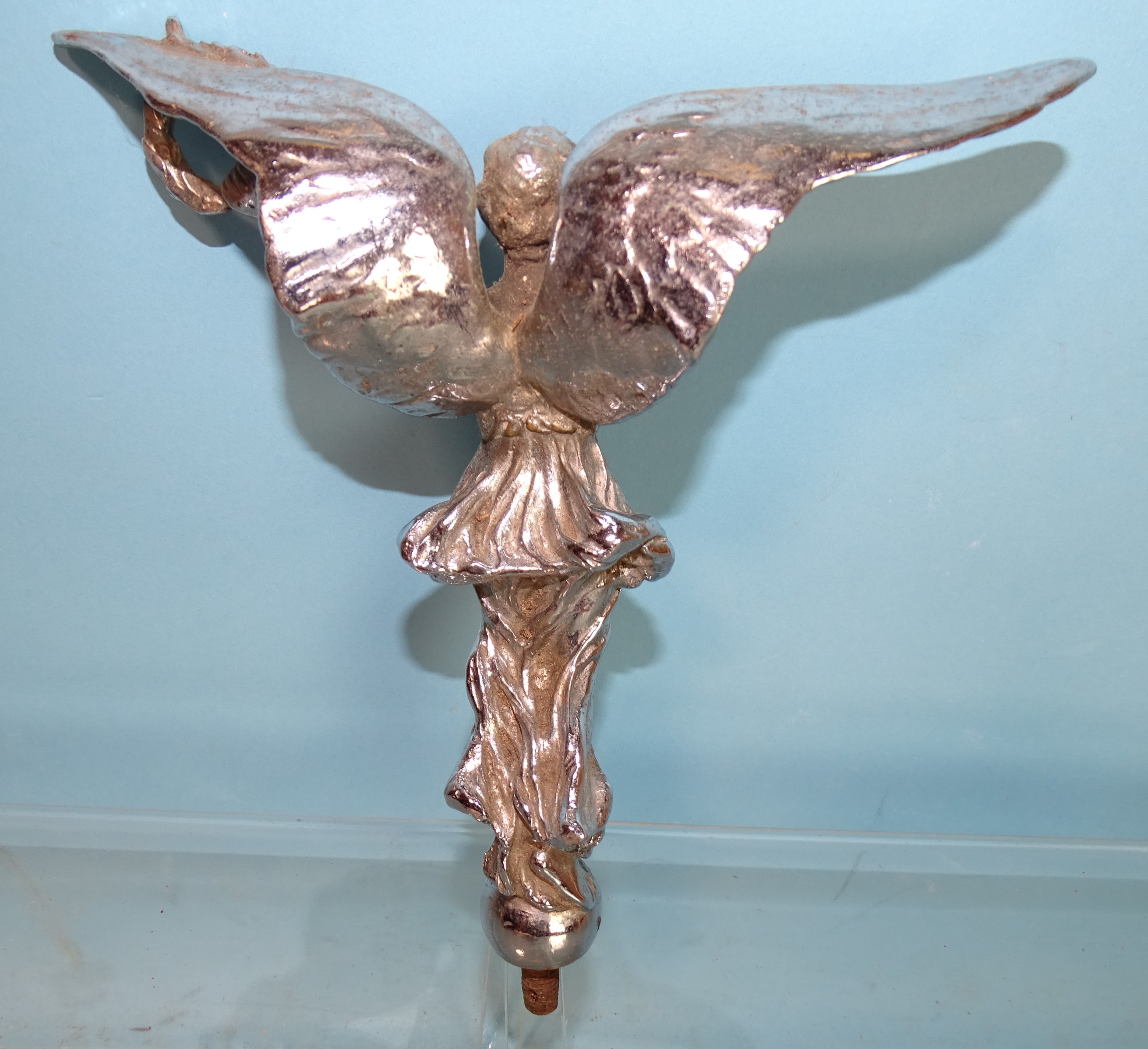 A 20th century plated car mascot in the form of a winged female figure holding a laurel wreath in - Image 2 of 2