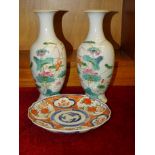 An Imari decorated plate, 21cm diameter and a pair of 20th century Japanese vases with floral