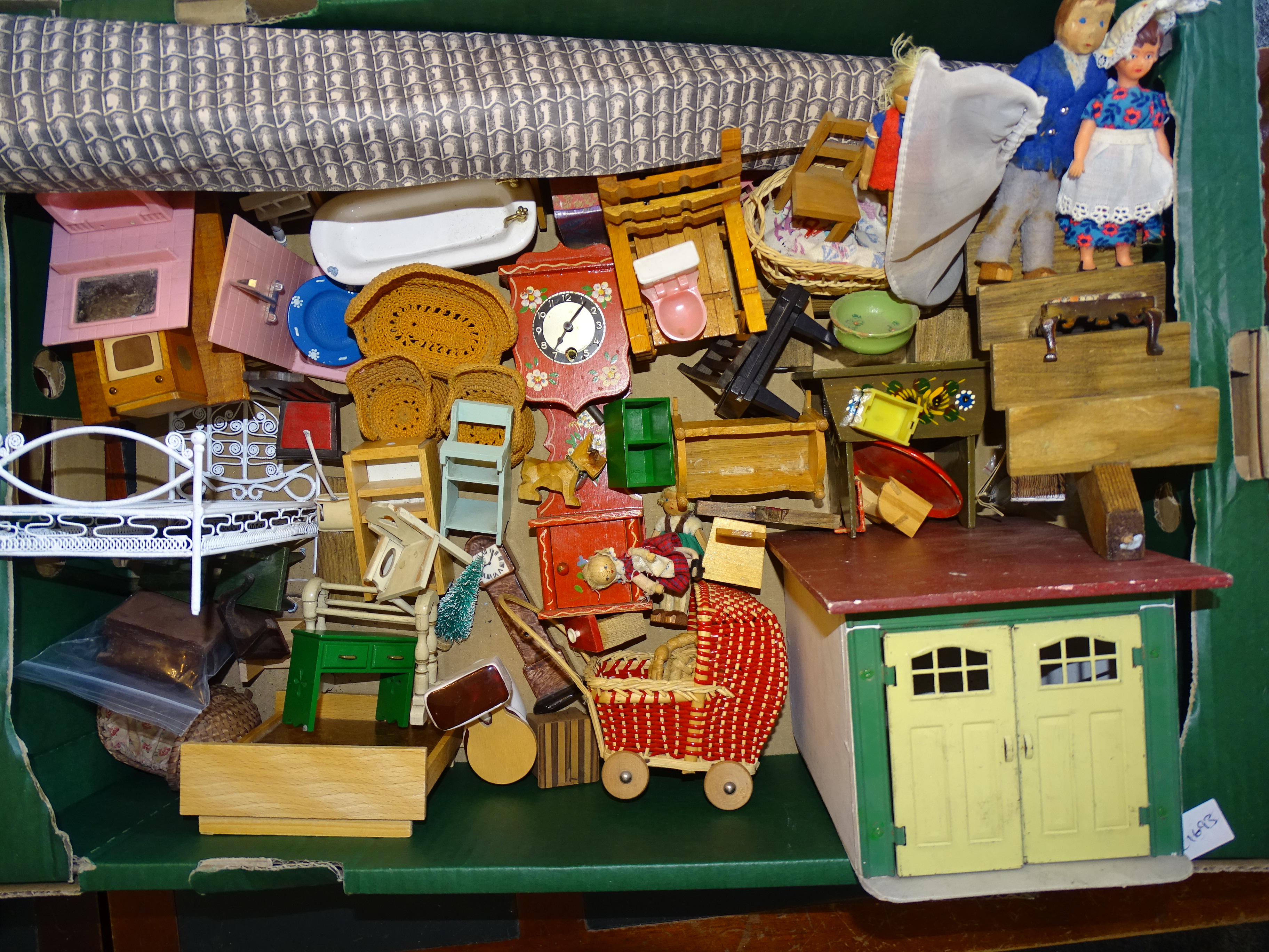 A large quantity of doll's house furniture, including a garage, crockery and accessories, mainly - Bild 3 aus 3