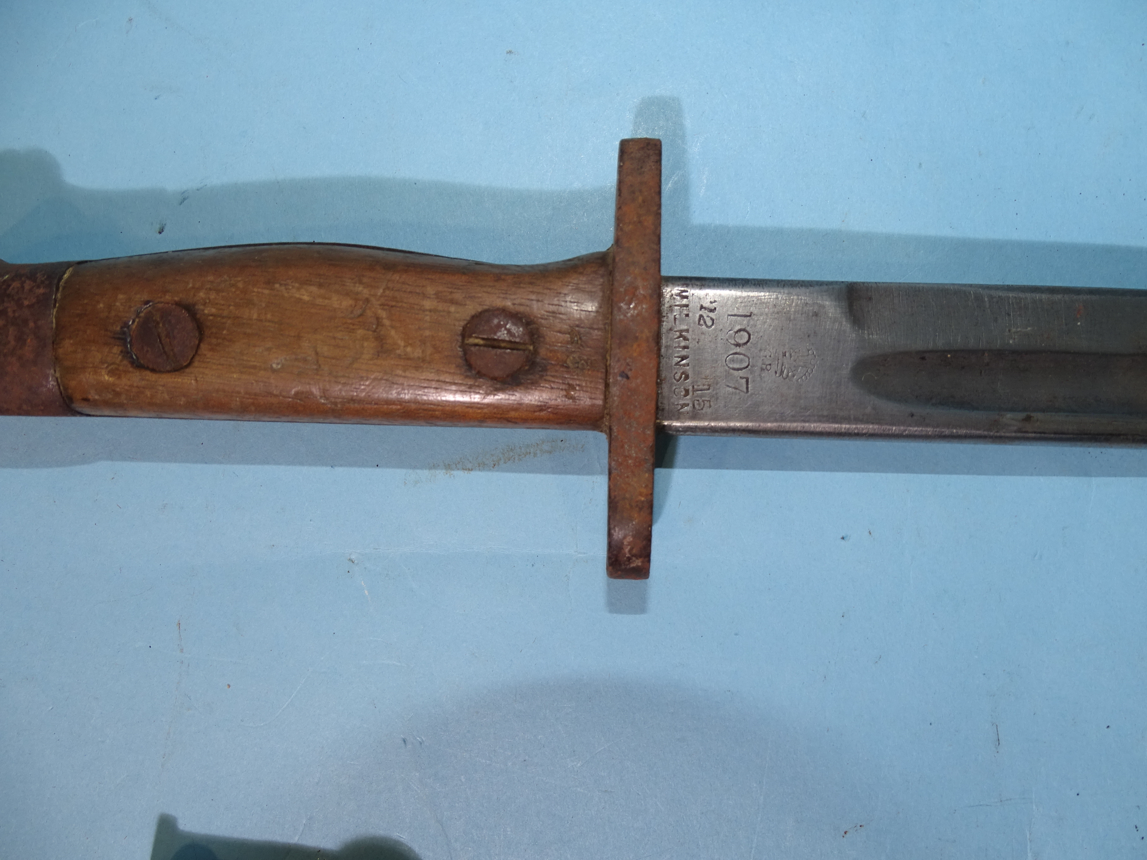 A British Army 1907 pattern bayonet by Wilkinson, the straight fullered blade with markings, in - Bild 3 aus 3