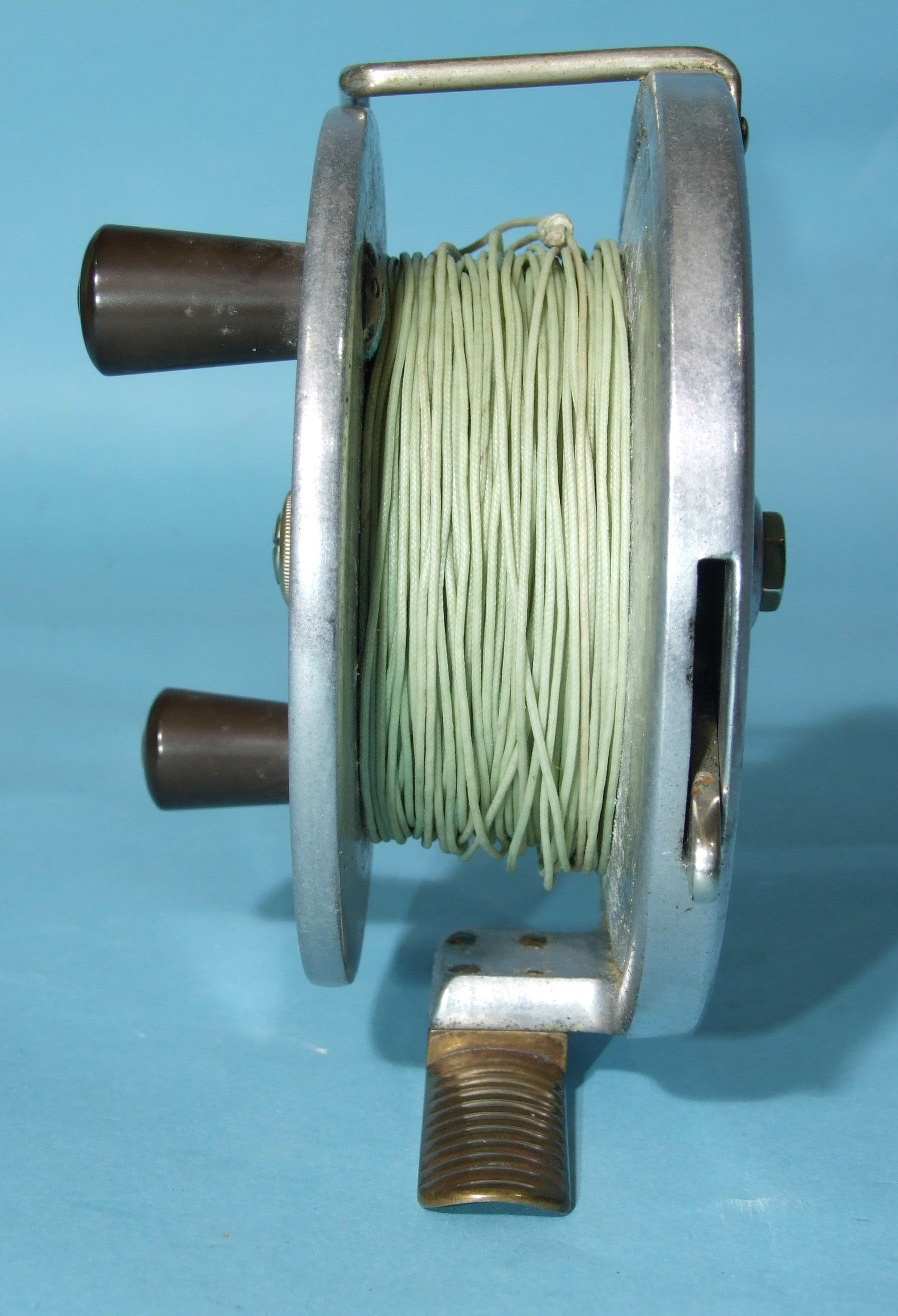 A Hardy Bros Ltd alloy 4½'' trolling reel with brass foot, line guard, drag lever and Bakelite - Image 3 of 4