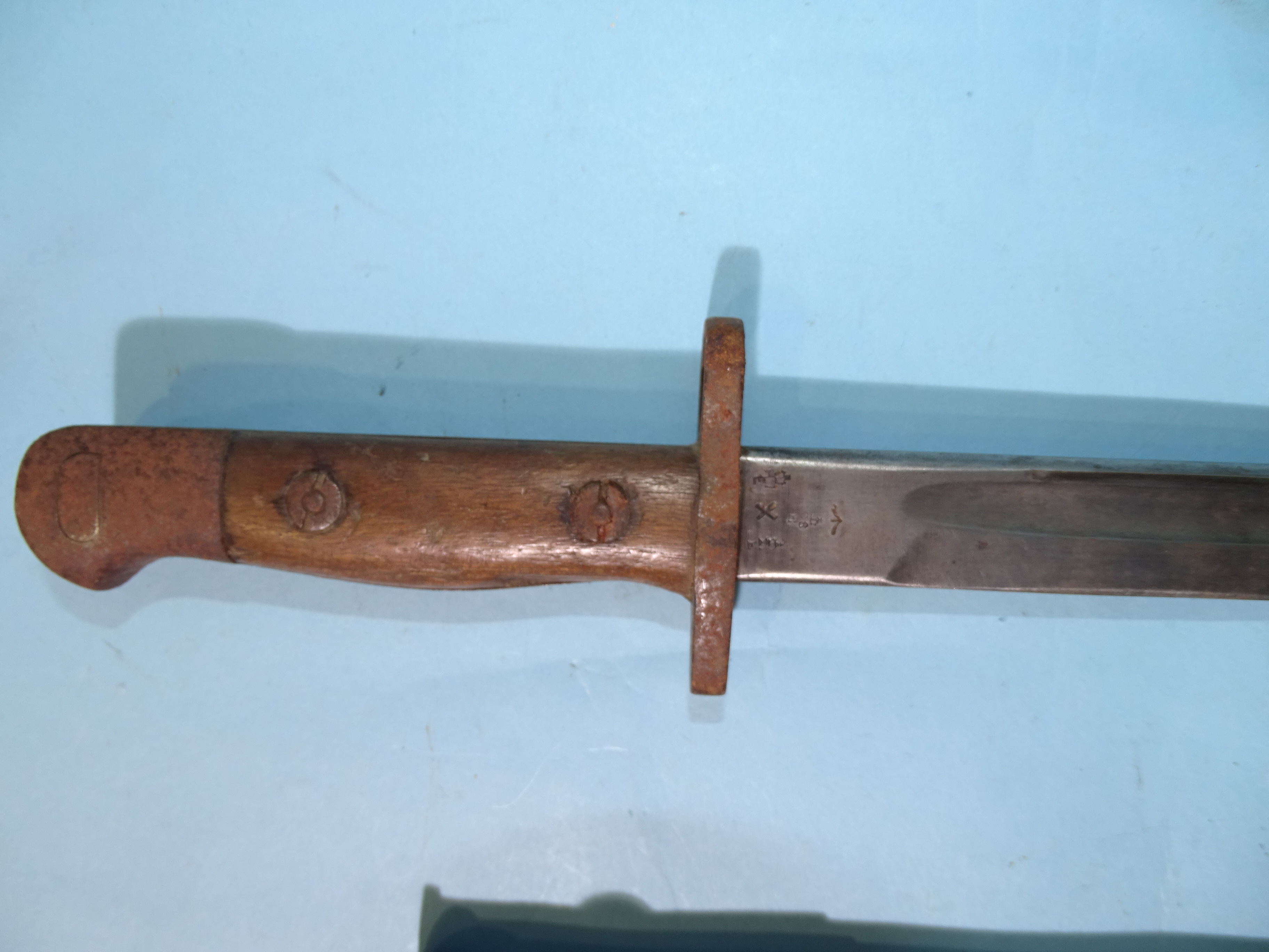A British Army 1907 pattern bayonet by Wilkinson, the straight fullered blade with markings, in - Bild 2 aus 3