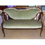 An Edwardian stained wood two-seater settee with pierced carved frame and cabriole front legs, 136cm