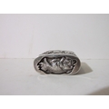A Chinese silver small, long oval box and cover, the outer sleeve with repoussé scenes of figures - Bild 4 aus 4