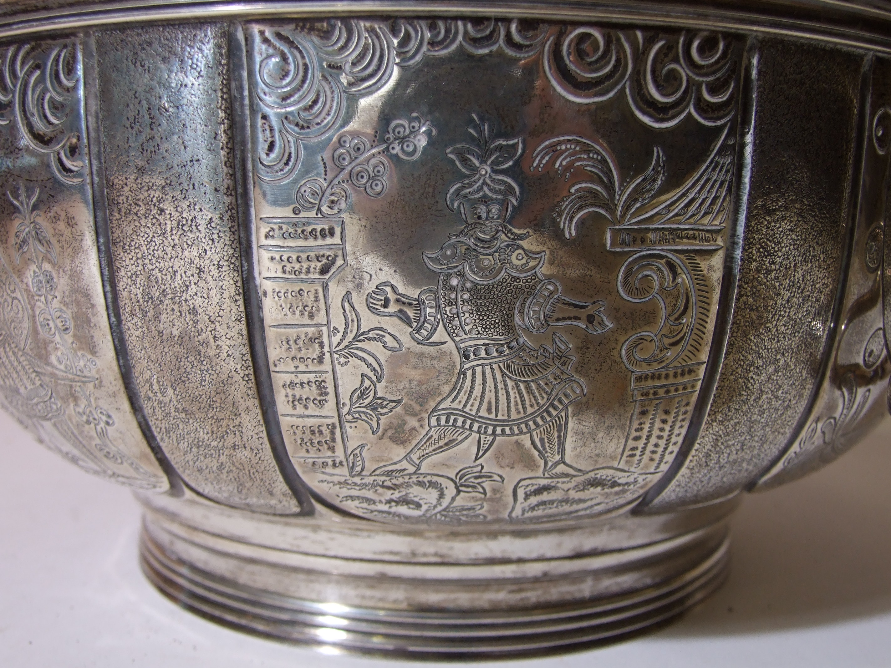 A large silver two-handled punch bowl of circular form on ribbed foot, with five panels in the - Bild 7 aus 7