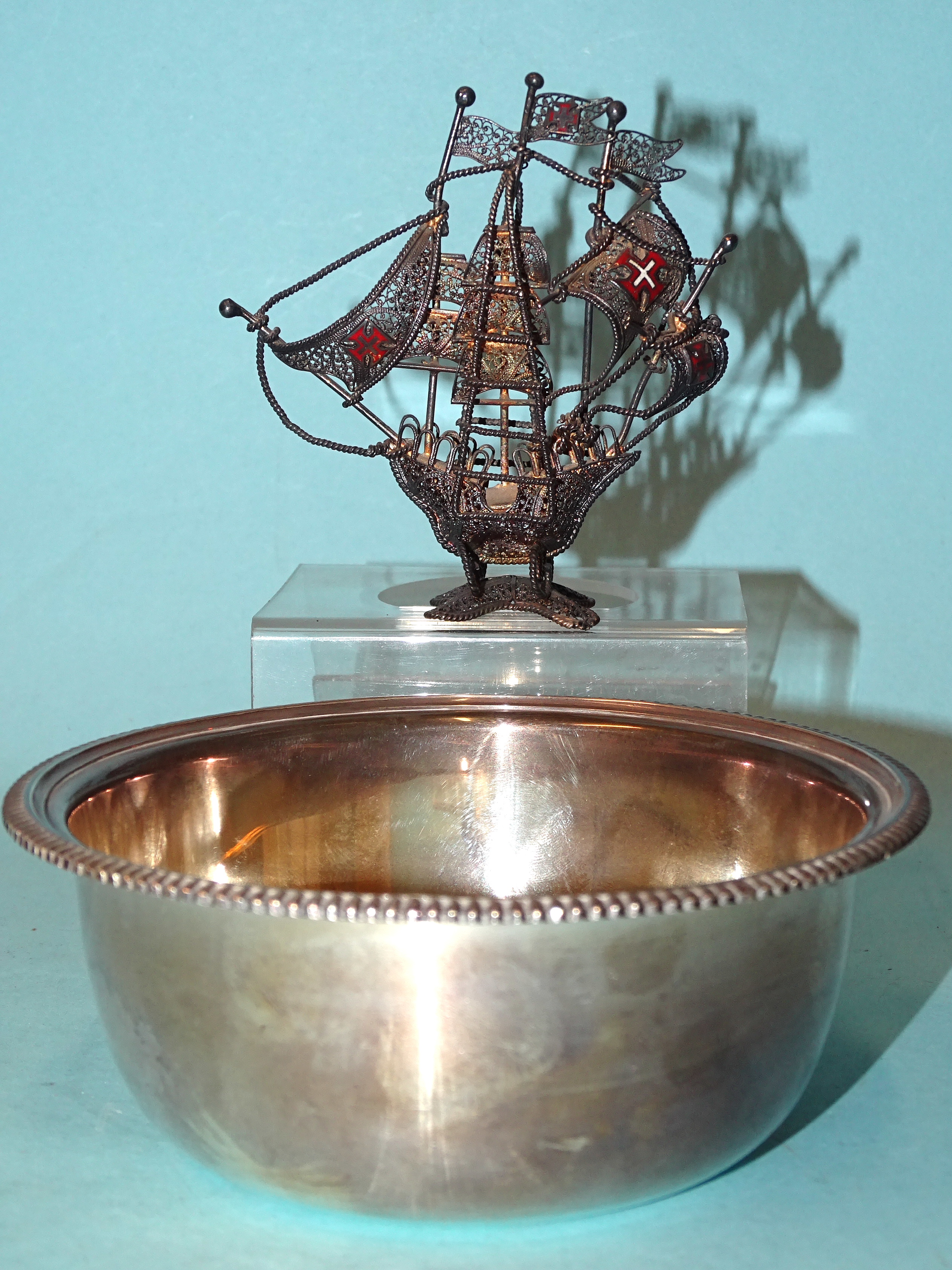 An 800-silver round bowl with gadrooned border, marked 800 Tezler, Meister, 12cm diameter, 4.5cm