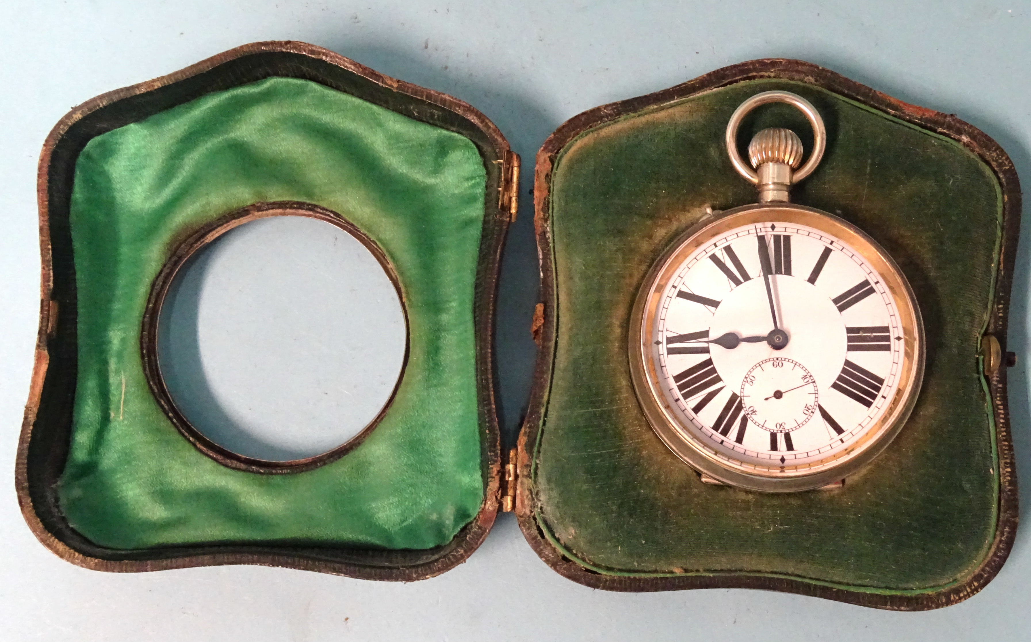 A silver watch holder of arched form with embossed floral decoration, 12.5 x 11.5cm, Birmingham - Image 4 of 4