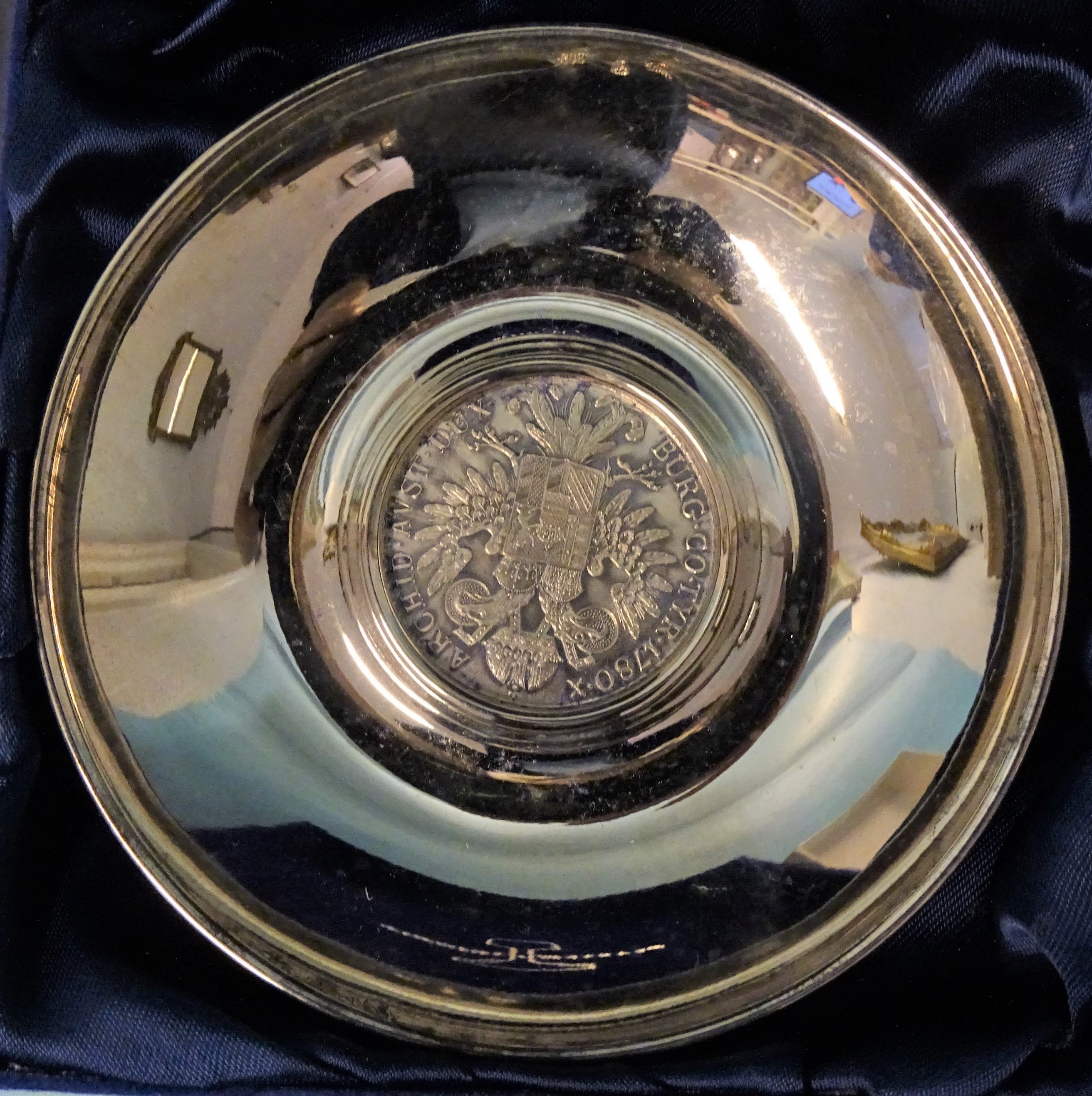 An 800-silver dish inset 1780 Marie Theresa thaler, ___3oz, (boxed), a silver bracelet, two silver - Bild 2 aus 2