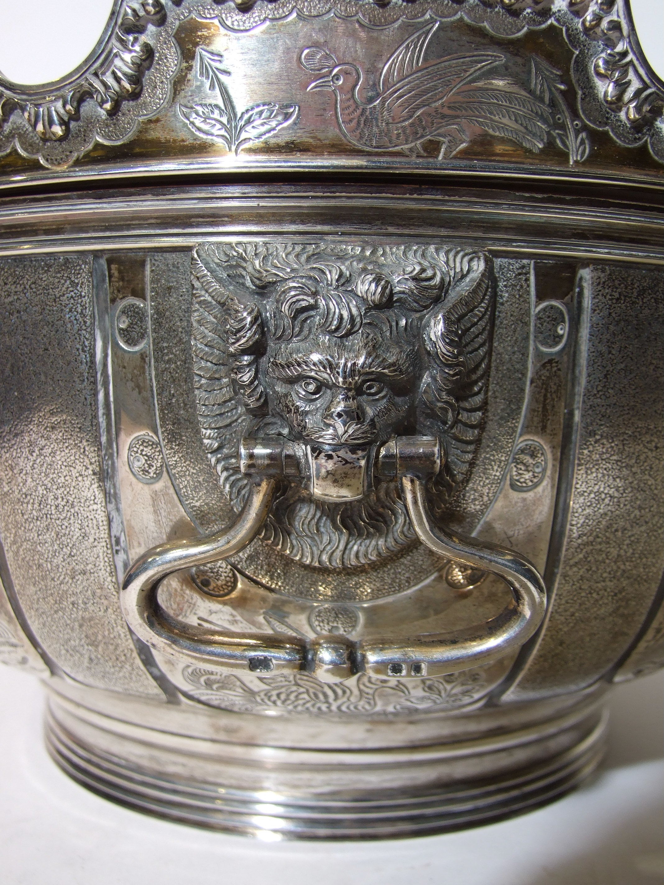 A large silver two-handled punch bowl of circular form on ribbed foot, with five panels in the - Bild 4 aus 7