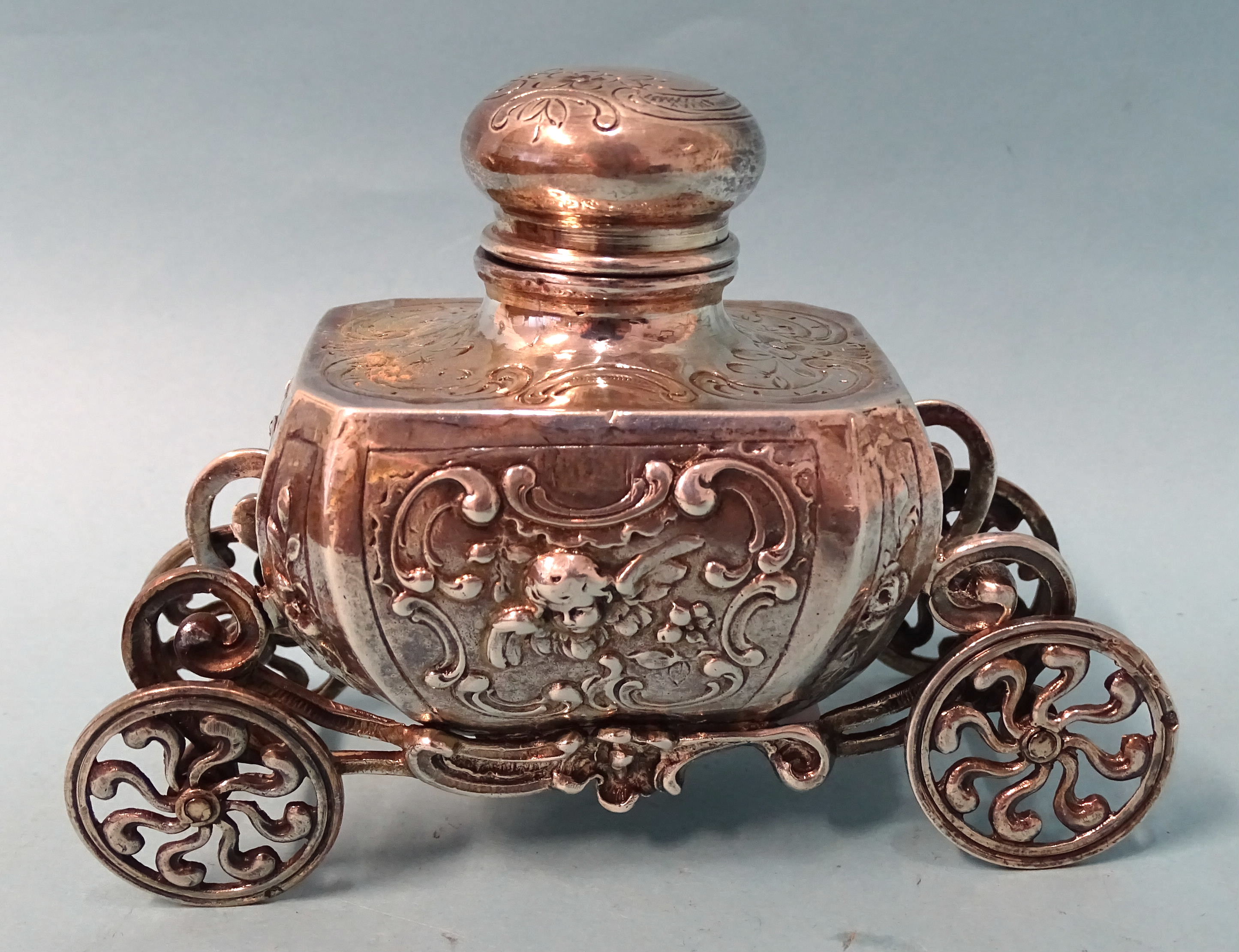 A silver inkwell of Baroque form, raised on ornate carriage with four wheels, 9cm high, 12.5cm long, - Bild 2 aus 6